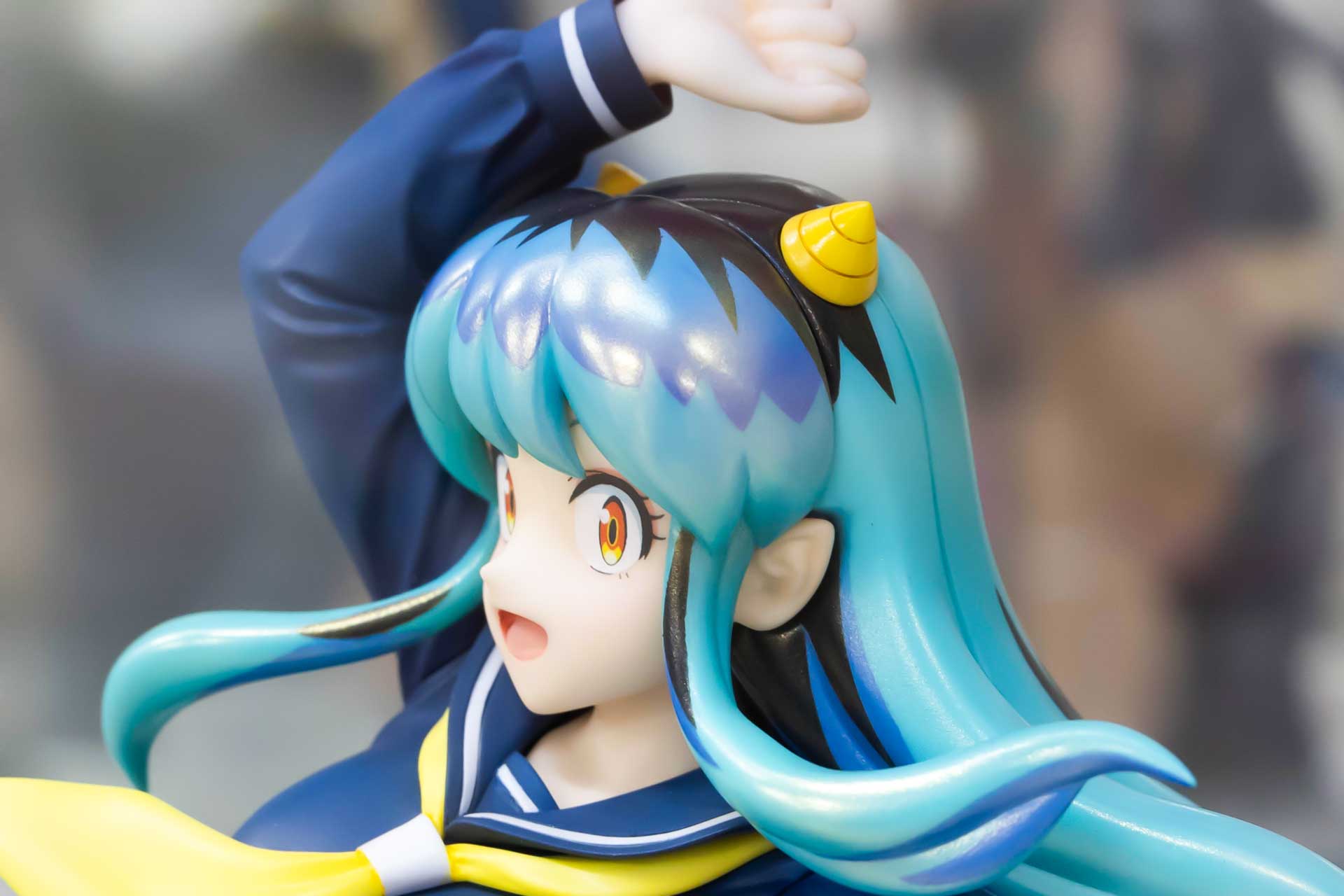 黄色いツノやヘアスタイルなど形状が面白く、いろいろな角度から眺めたくなる