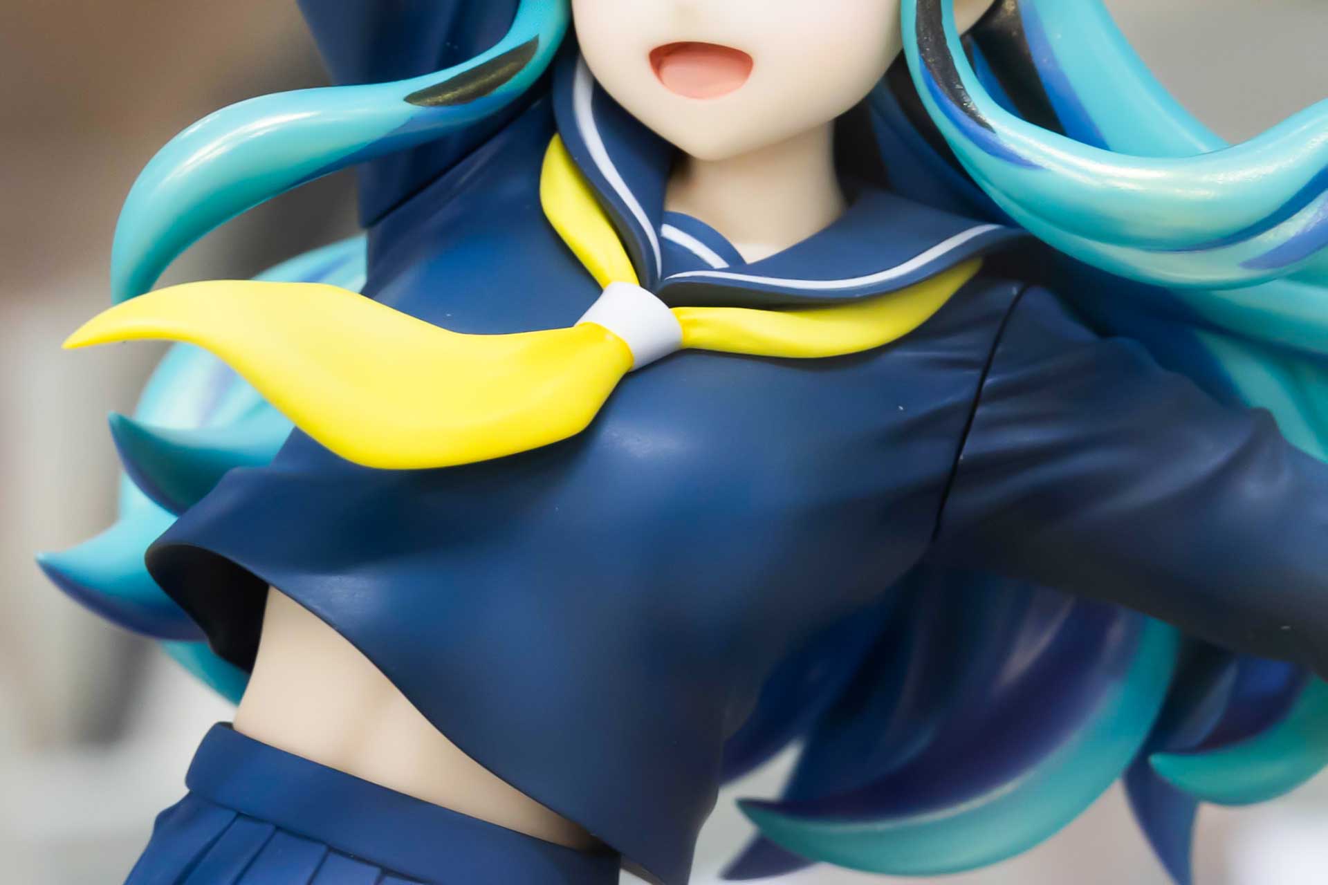 スカーフにも動きが付けられている