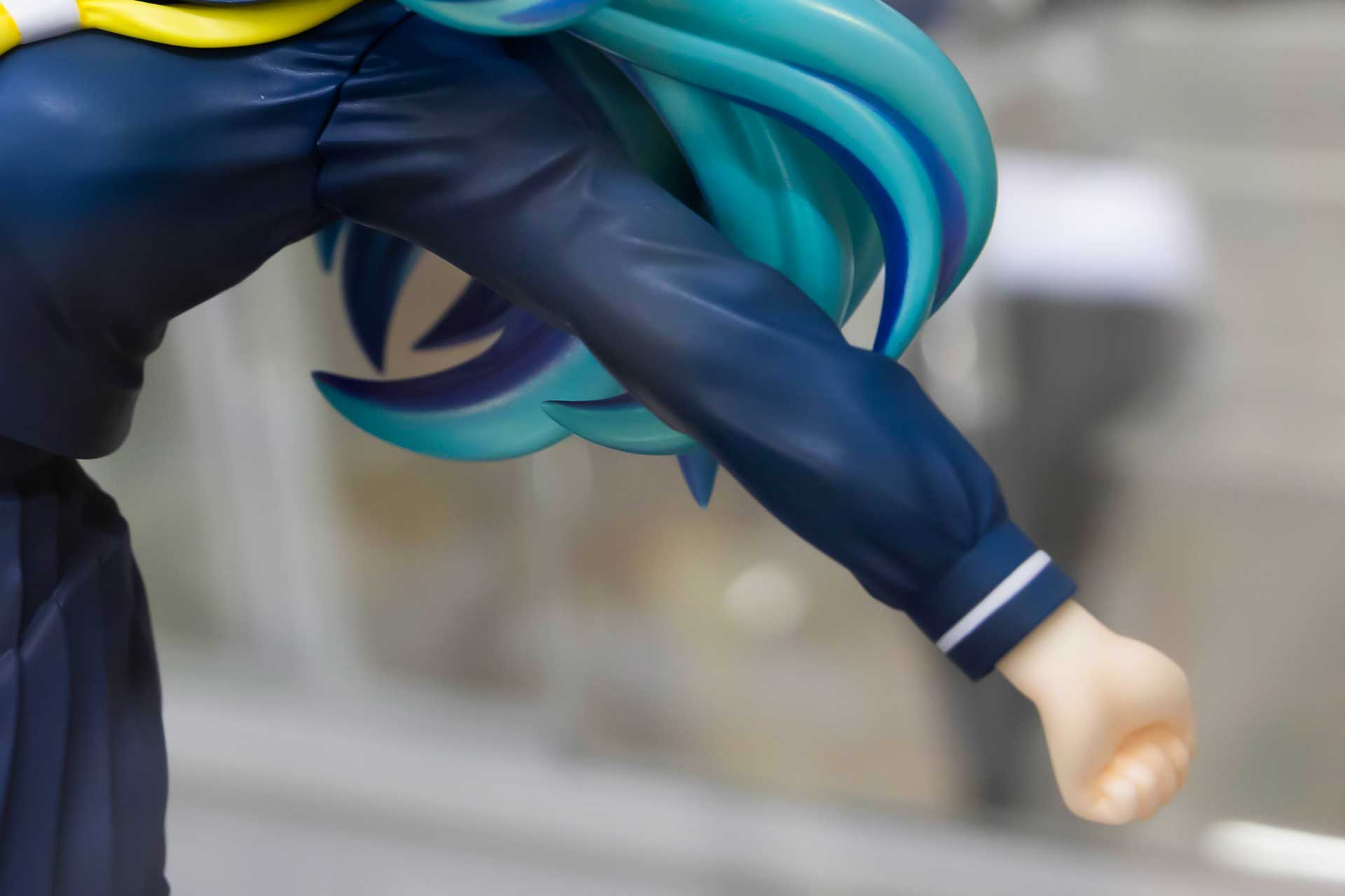 片腕はやや後方に大きく伸ばしている