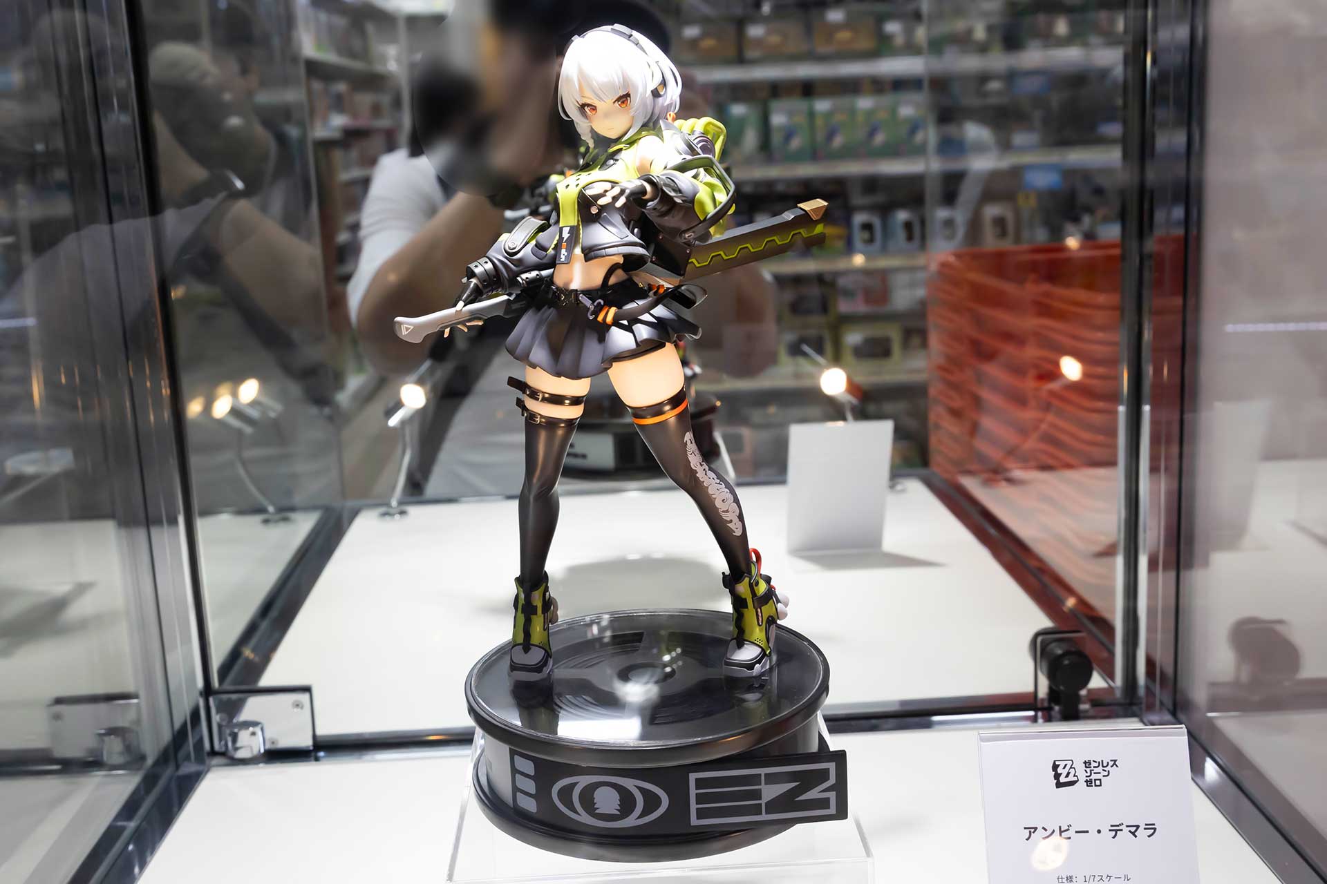 フィギュアの素材はPVCとABSで、台座部分を含む全高は約280mmだ
