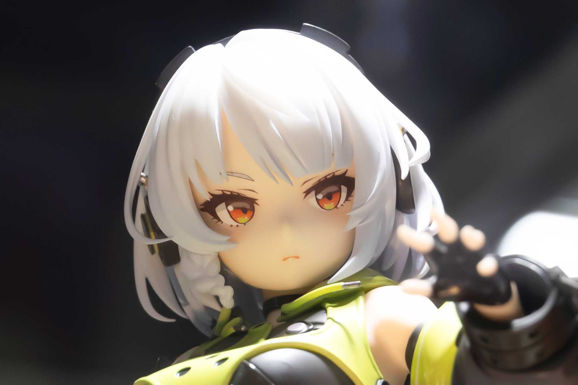こちらは、やや下からのアングルだ