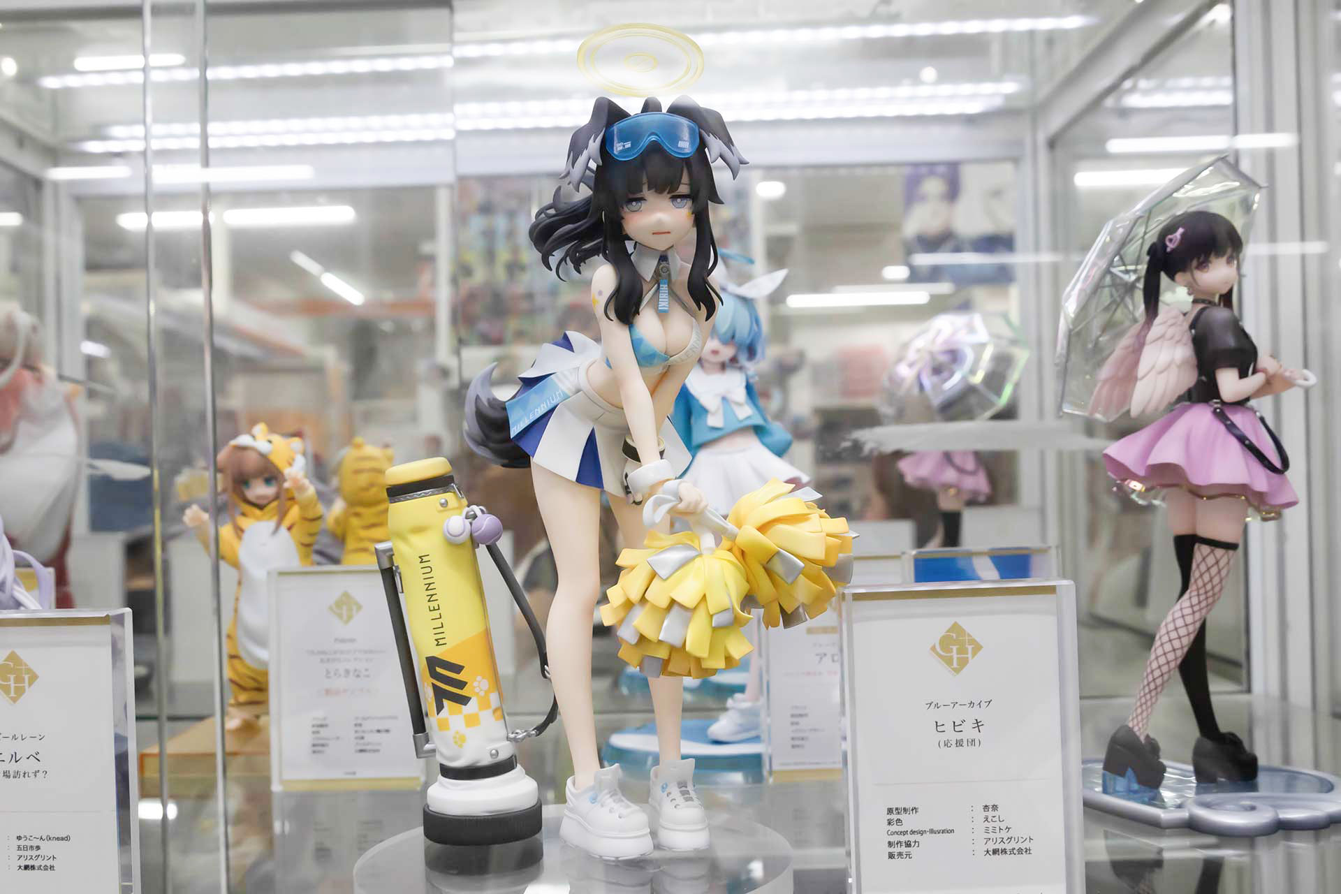 フィギュアの素材はPVCとABSで、台座部分を含む全高は約250mmだ