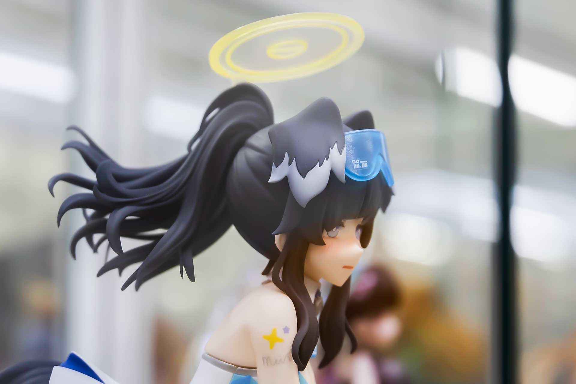 後ろでまとめた髪も美しい形状だ