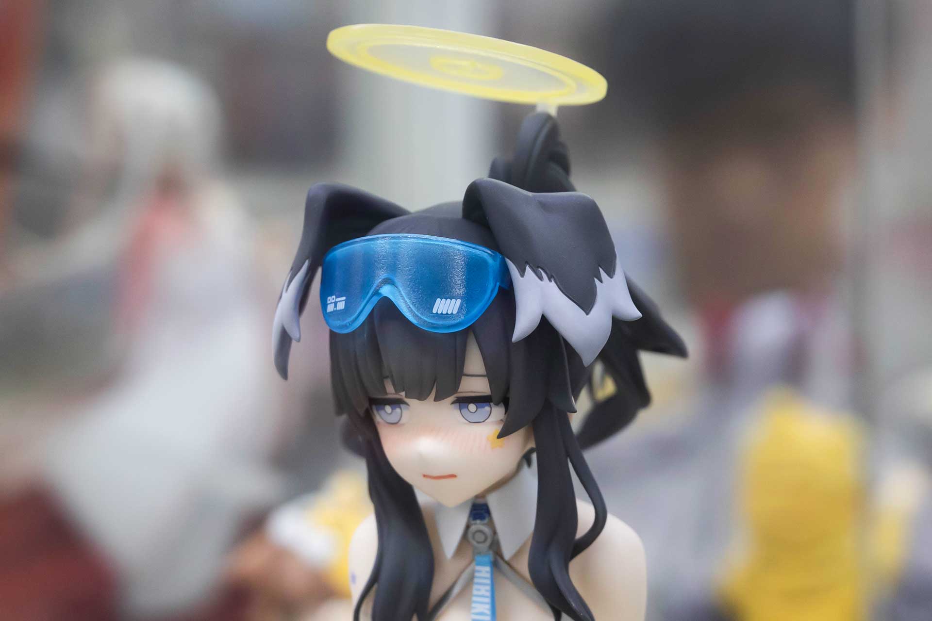 頭上には黄色いヘイローが浮かんでいる