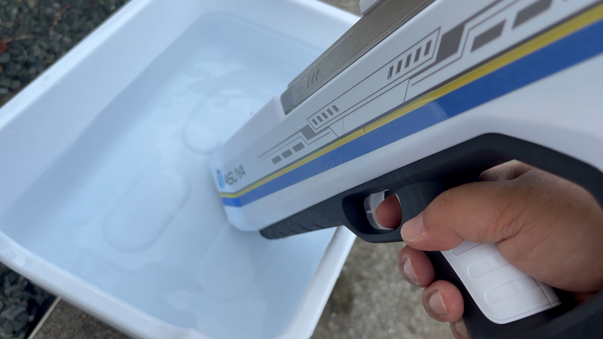 銃口を水に入れ引き金を引くと、水を補充できる