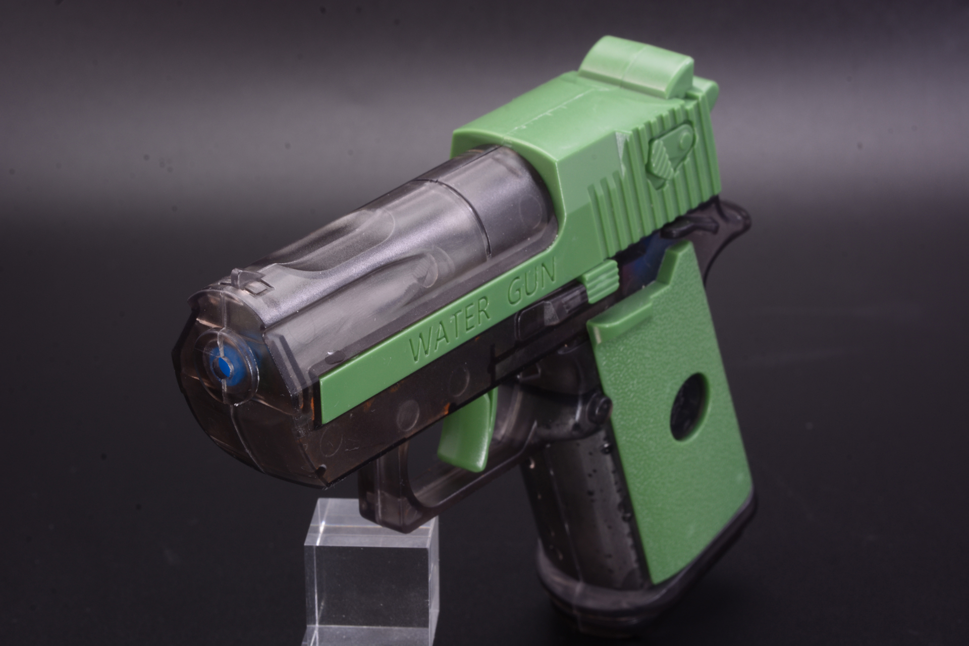 リアルな銃の記号を採り入れたデザイン