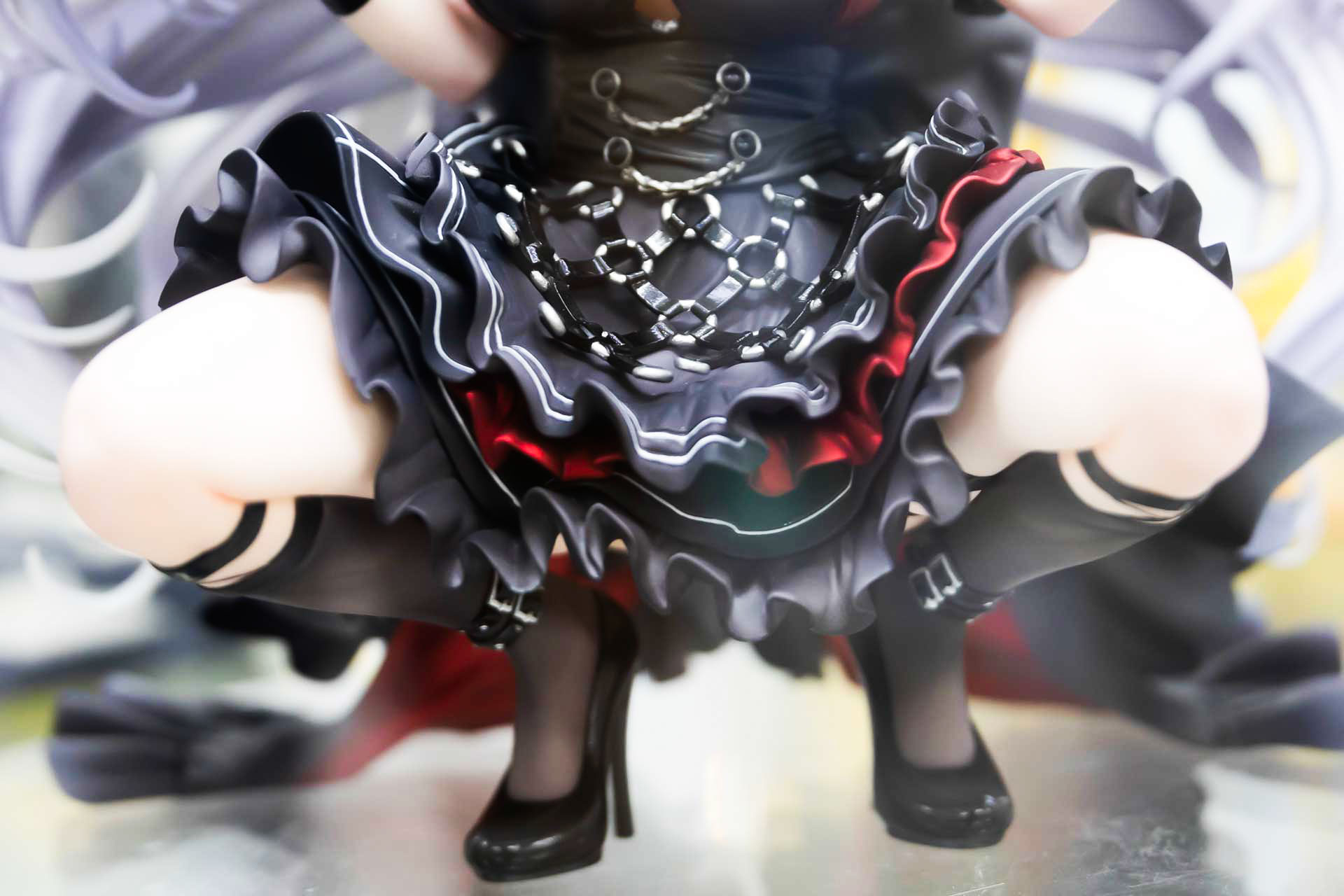 しゃがんだポーズがセクシーだ