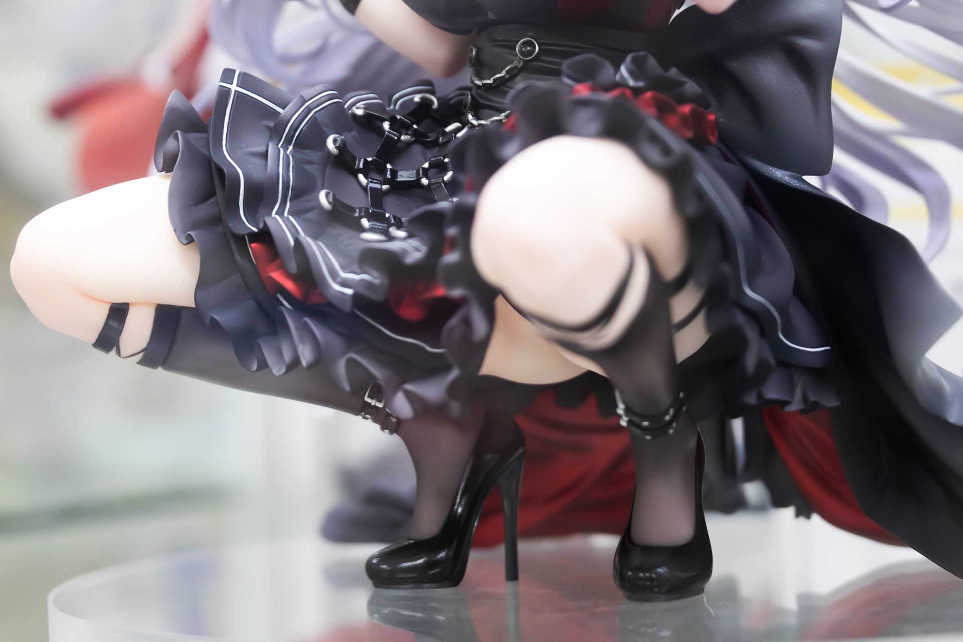 足元は高めのヒールを履いている