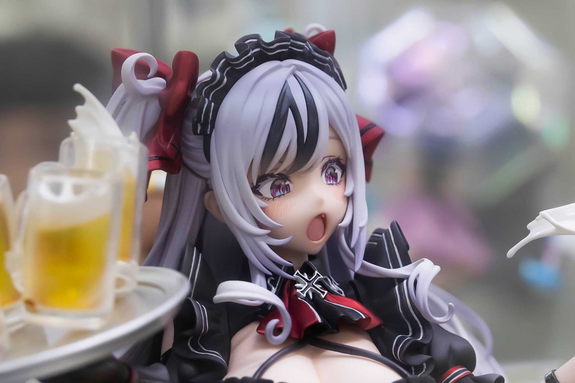 前髪には黒いポイントカラーが入っている