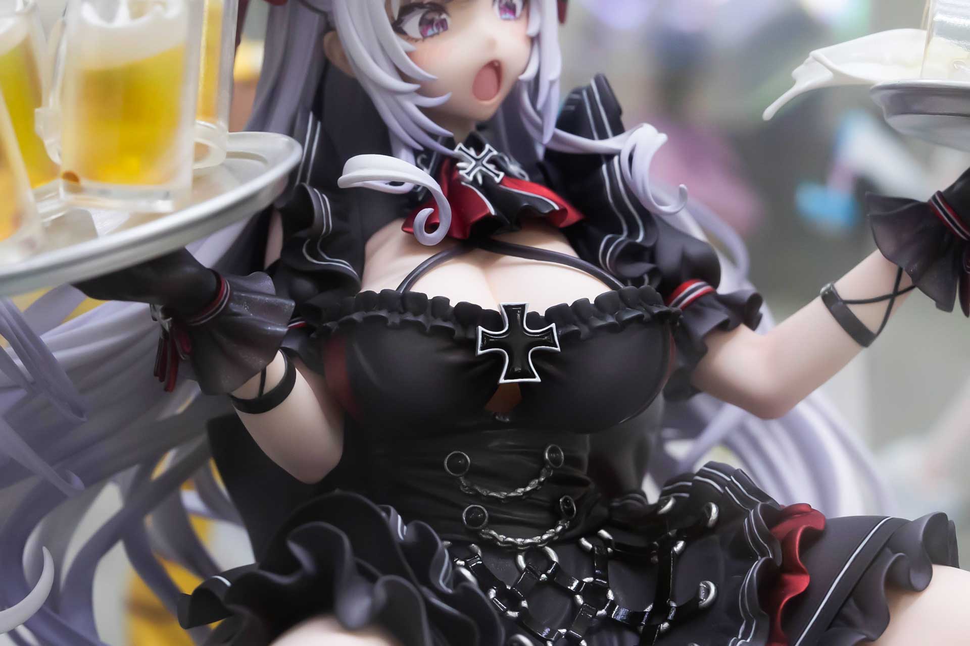 黒色のゴスロリ風な衣装で、エルベに似合っている