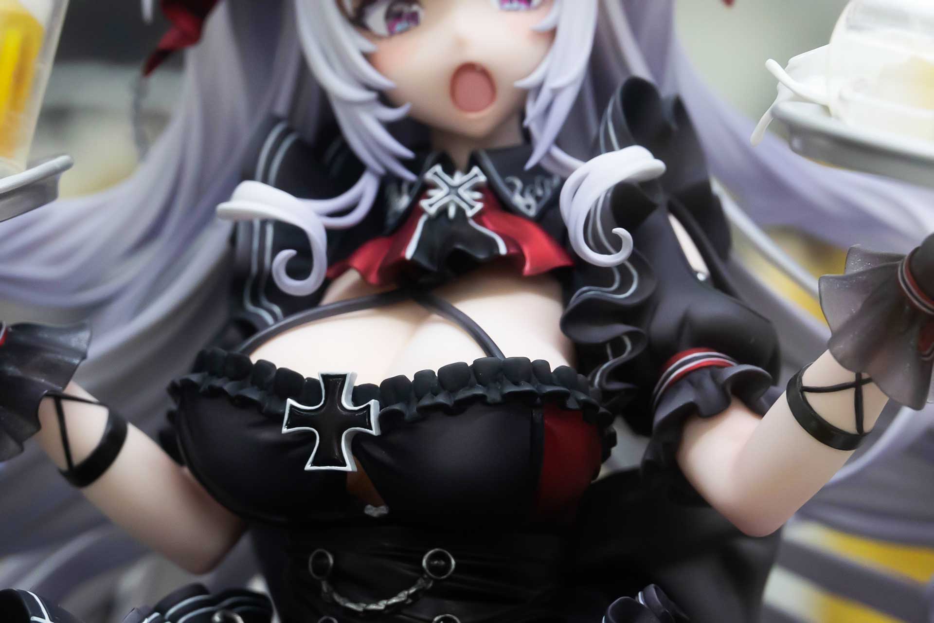 胸元には十字架のアクセサリーが付けられている