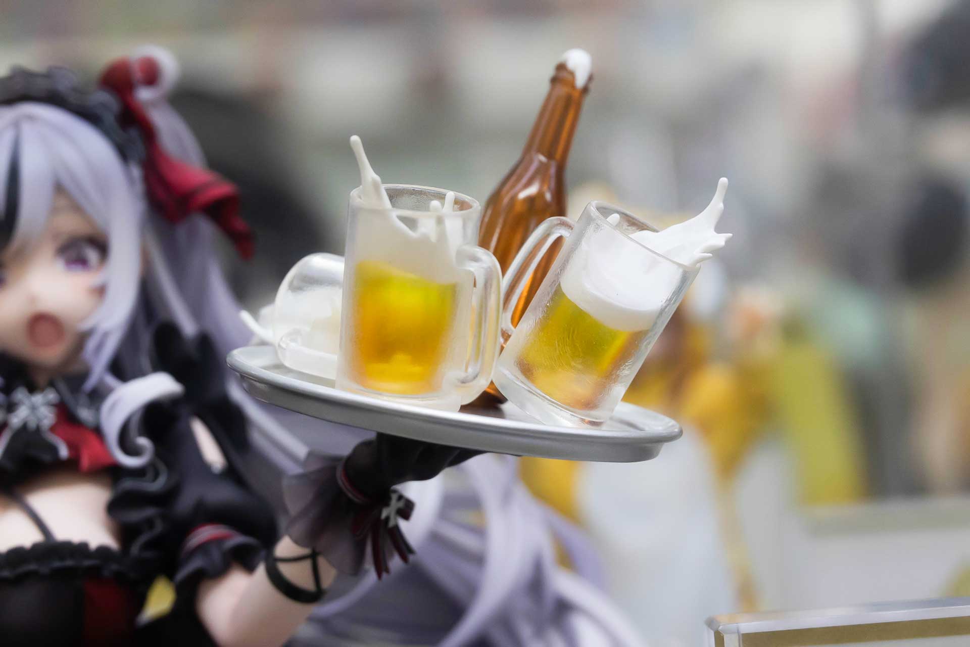 ビール瓶からも泡が吹き出している