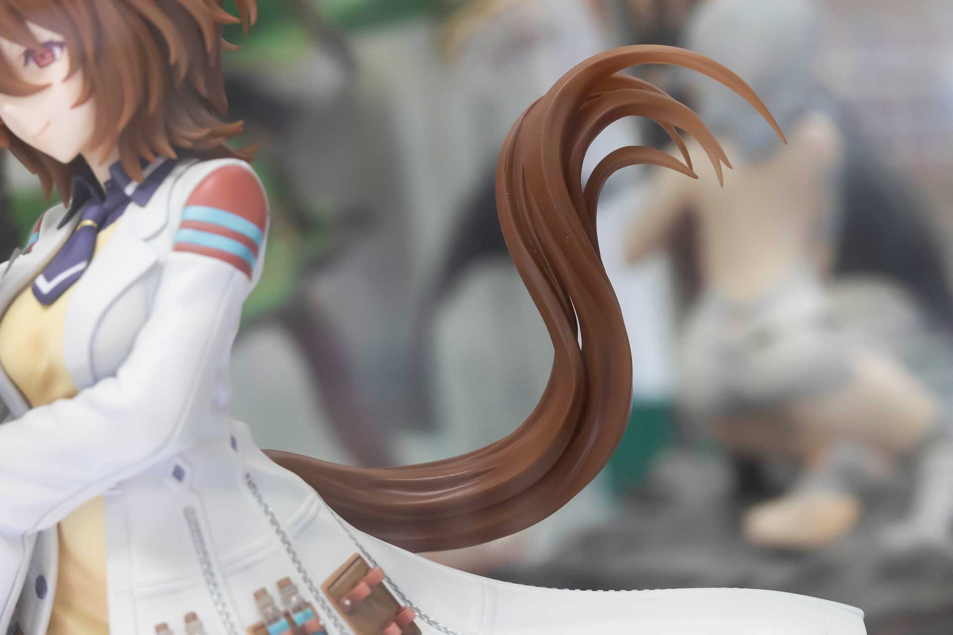 後ろで大きく跳ね上がったしっぽ