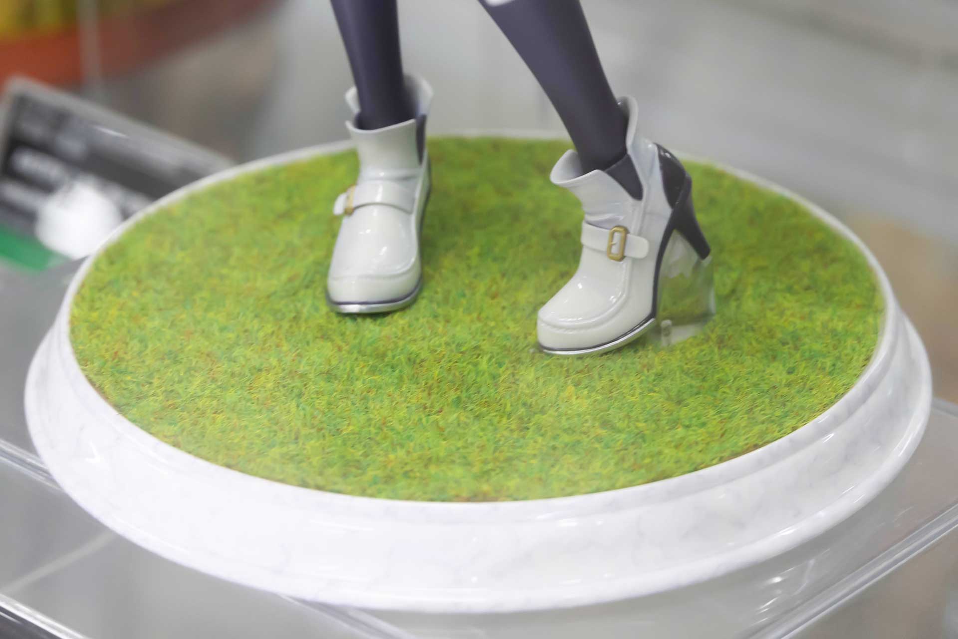 ウマ娘らしく台座も芝がモチーフになっている