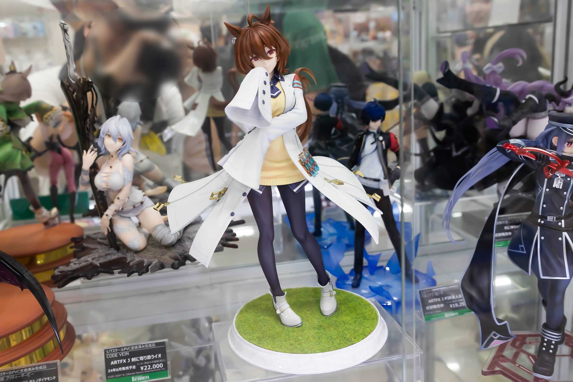 フィギュアの素材はPVCとABSで、台座部分を含む全高は約259mmだ