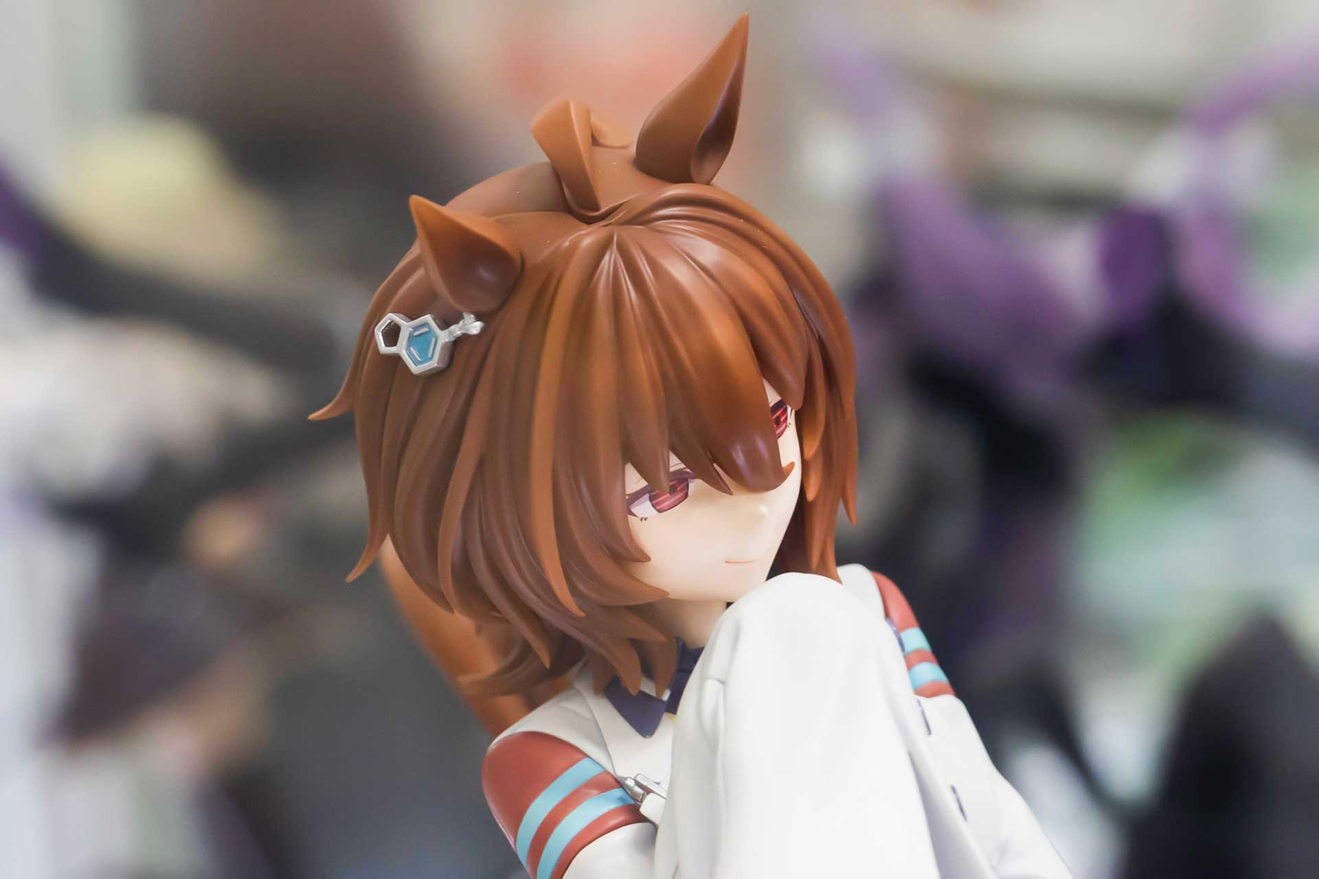 耳の近くにもアクセサリーが付けられている