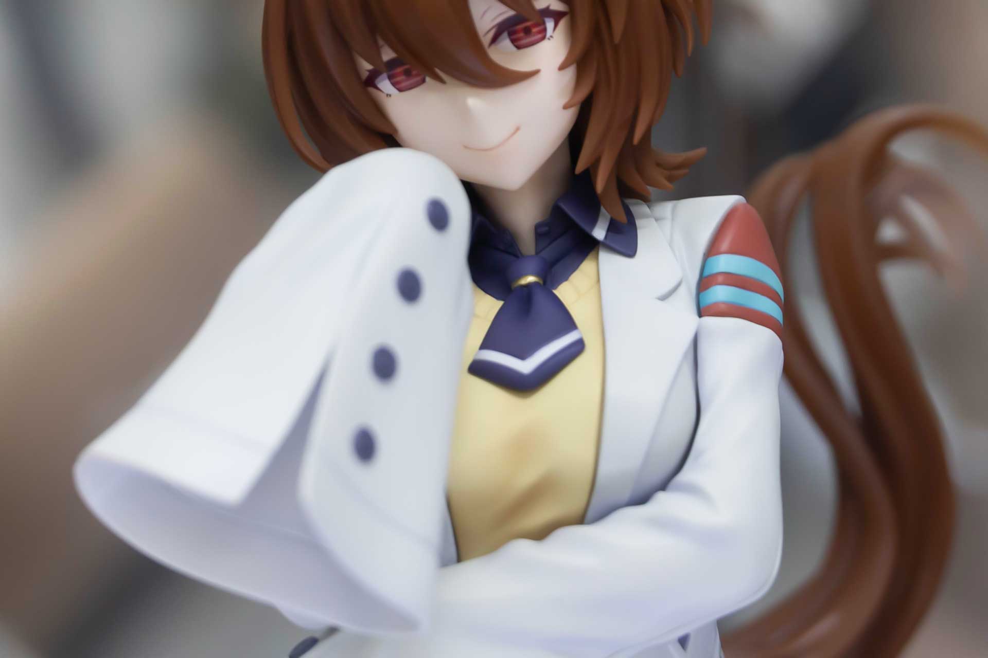 黄色いセーターにネクタイがよく似合っている