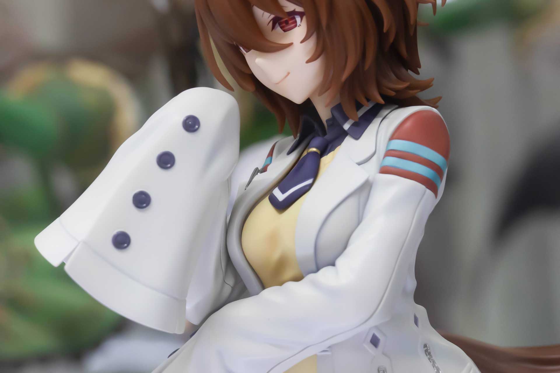 大きく広がった袖には複数のボタンが付いている