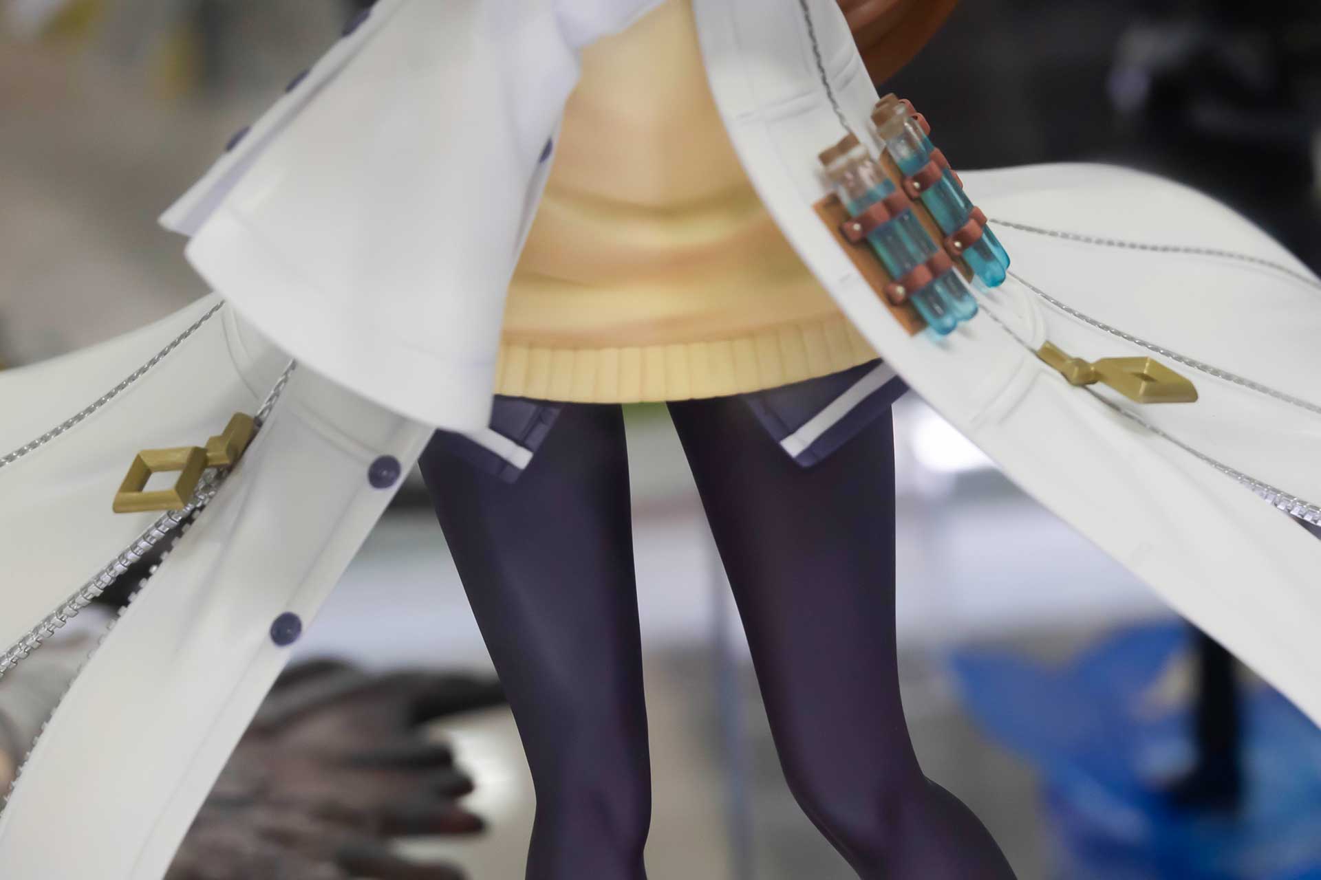 だらりとした上着とは異なり、脚はスポーティなスタイルの衣装だ