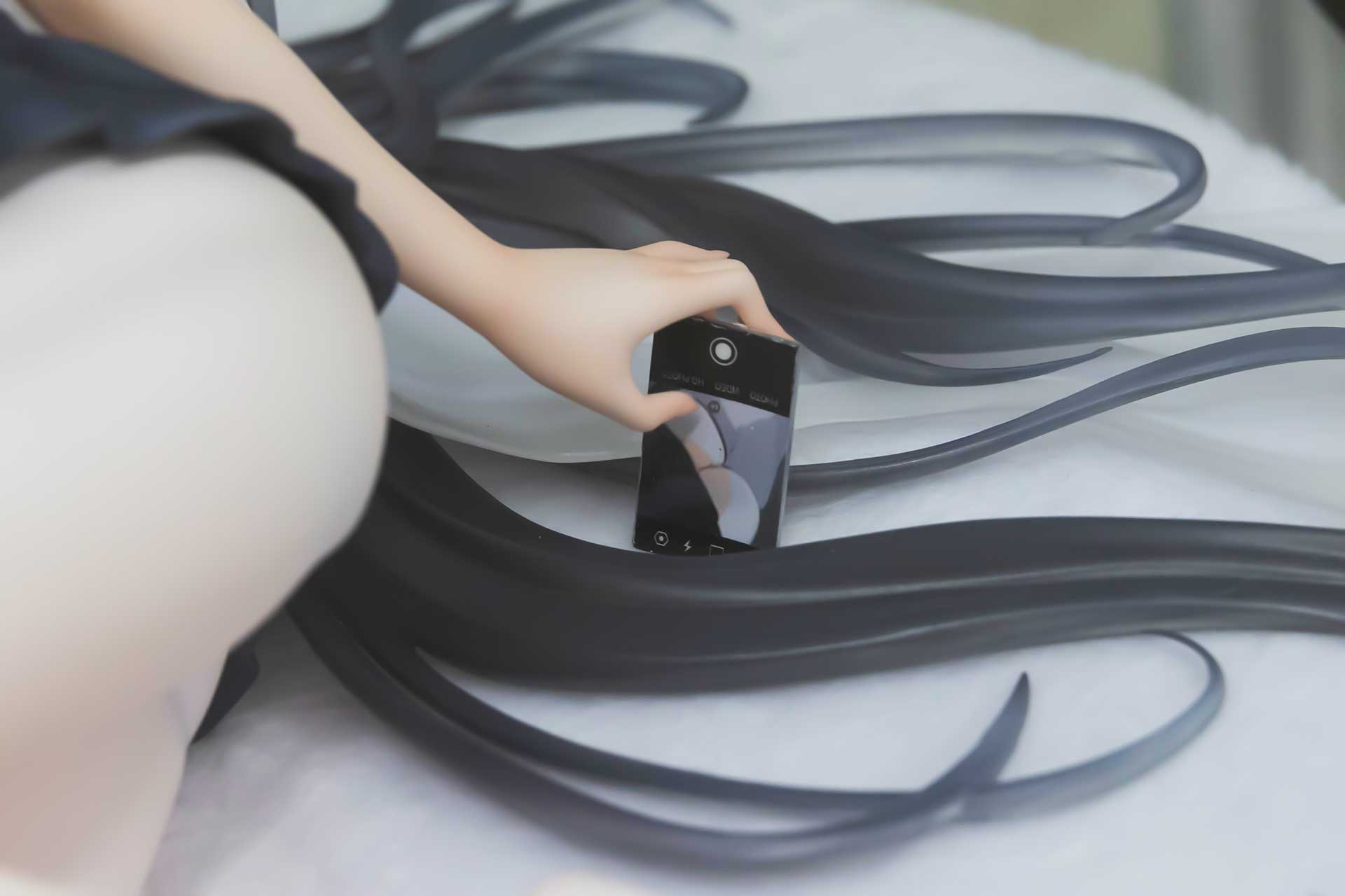 よく見ると手にもったスマホにはカメラの映像が映り込んでいる!?