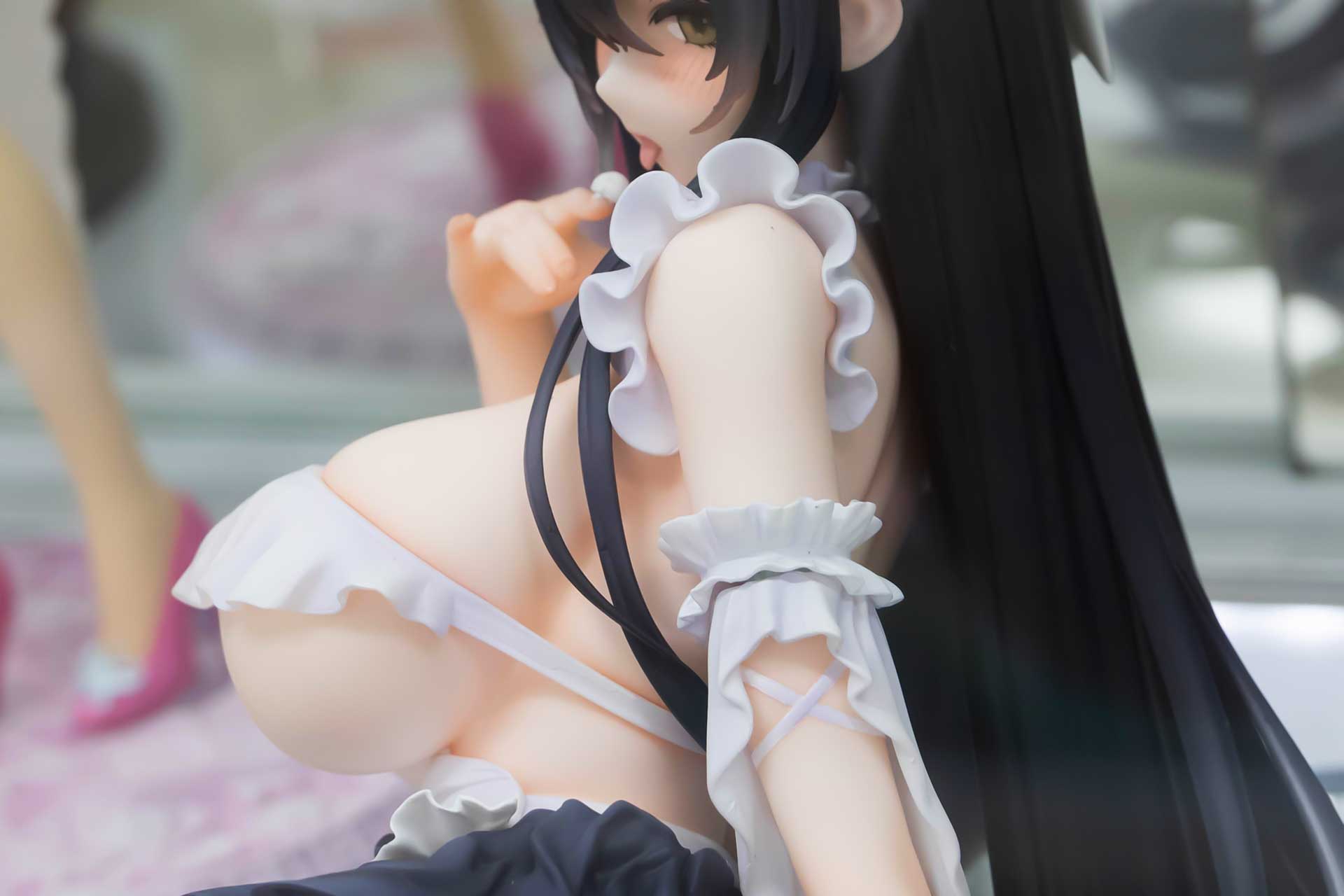 メイド服の腕のあたりは、よく見ると紐がクロスしている