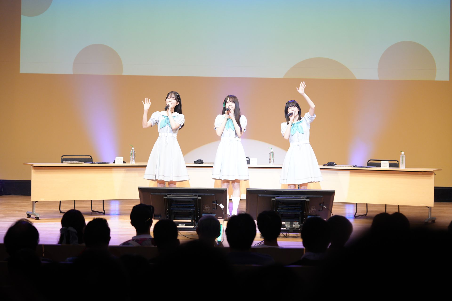 アニメ・スタいしかわ「蓮ノ空女学院スクールアイドルクラブトークライブ」の様子。蓮ノ空女学院スクールアイドルクラブより乙宗梢役花宮初奈さん、夕霧綴理役佐々木琴子さん、藤島慈役月音こなさんの3名が登場した