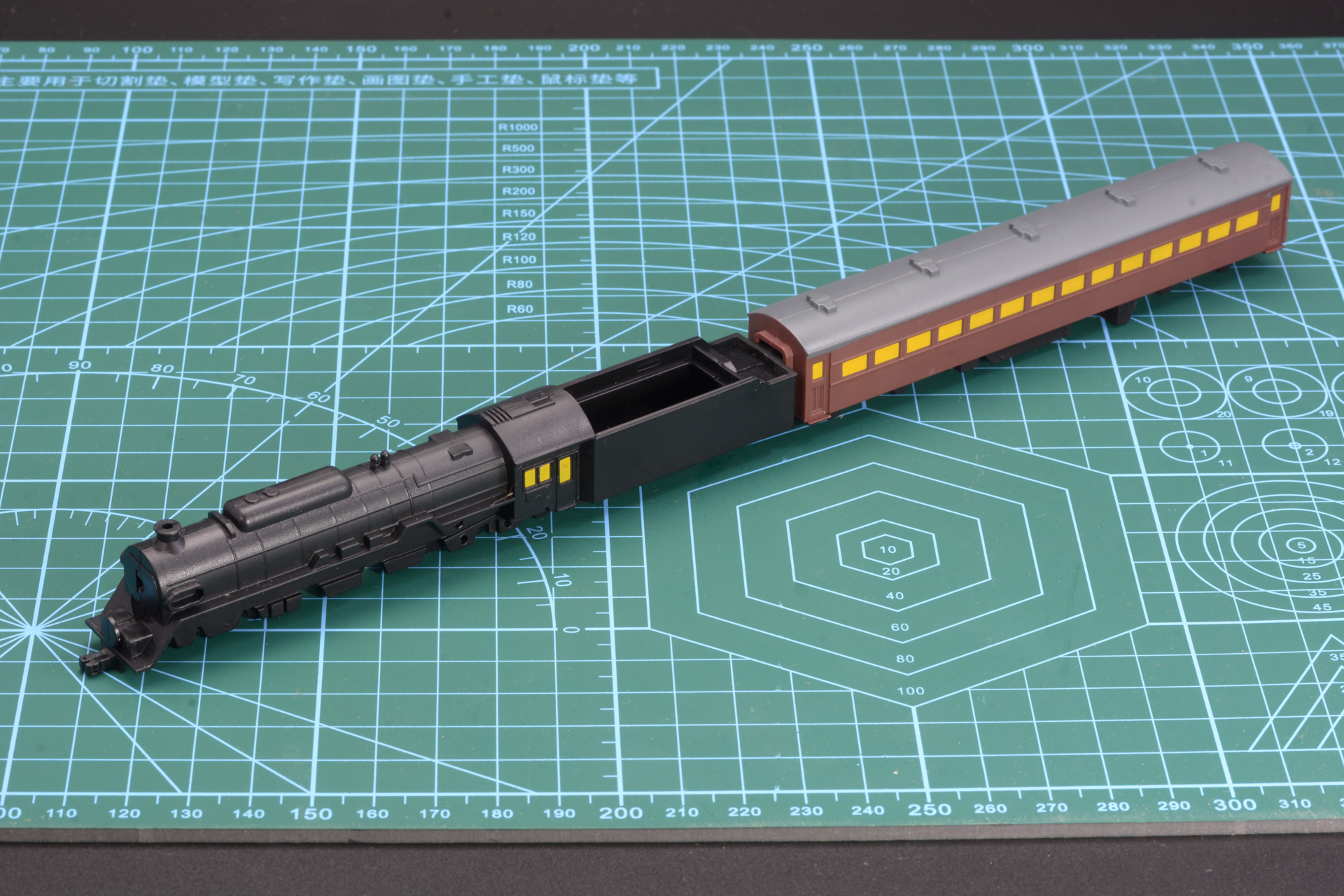 先頭車両と客車の基本パーツは組み立て済み、塗装もされている。客車と機関車は接続されていて動かない