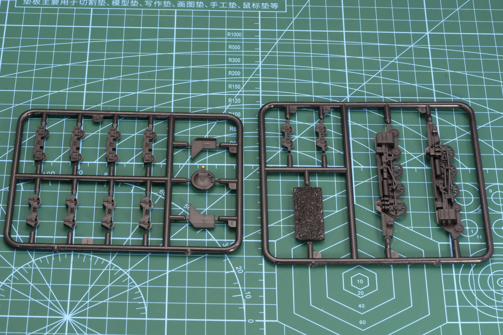 ランナーは2つ。主に車輪を接着する