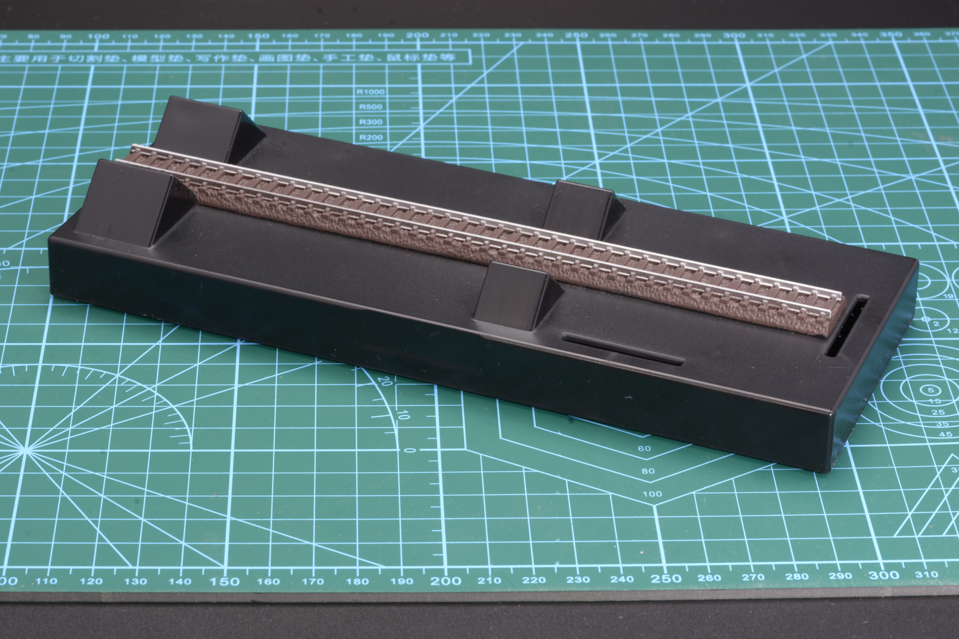 台座となる線路パーツ。本体と線路には磁石が内蔵されており、反発力で本体を浮かす