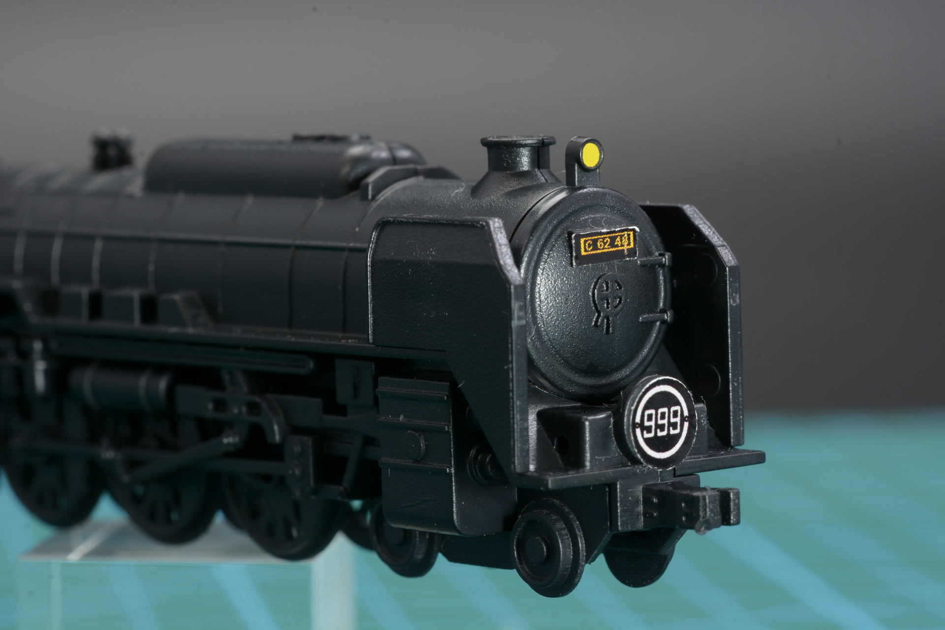 機関車の顔と言える煙室の蓋部分と、側面の除煙版を取り付ける。ヘッドマークと銘板のシールを貼る