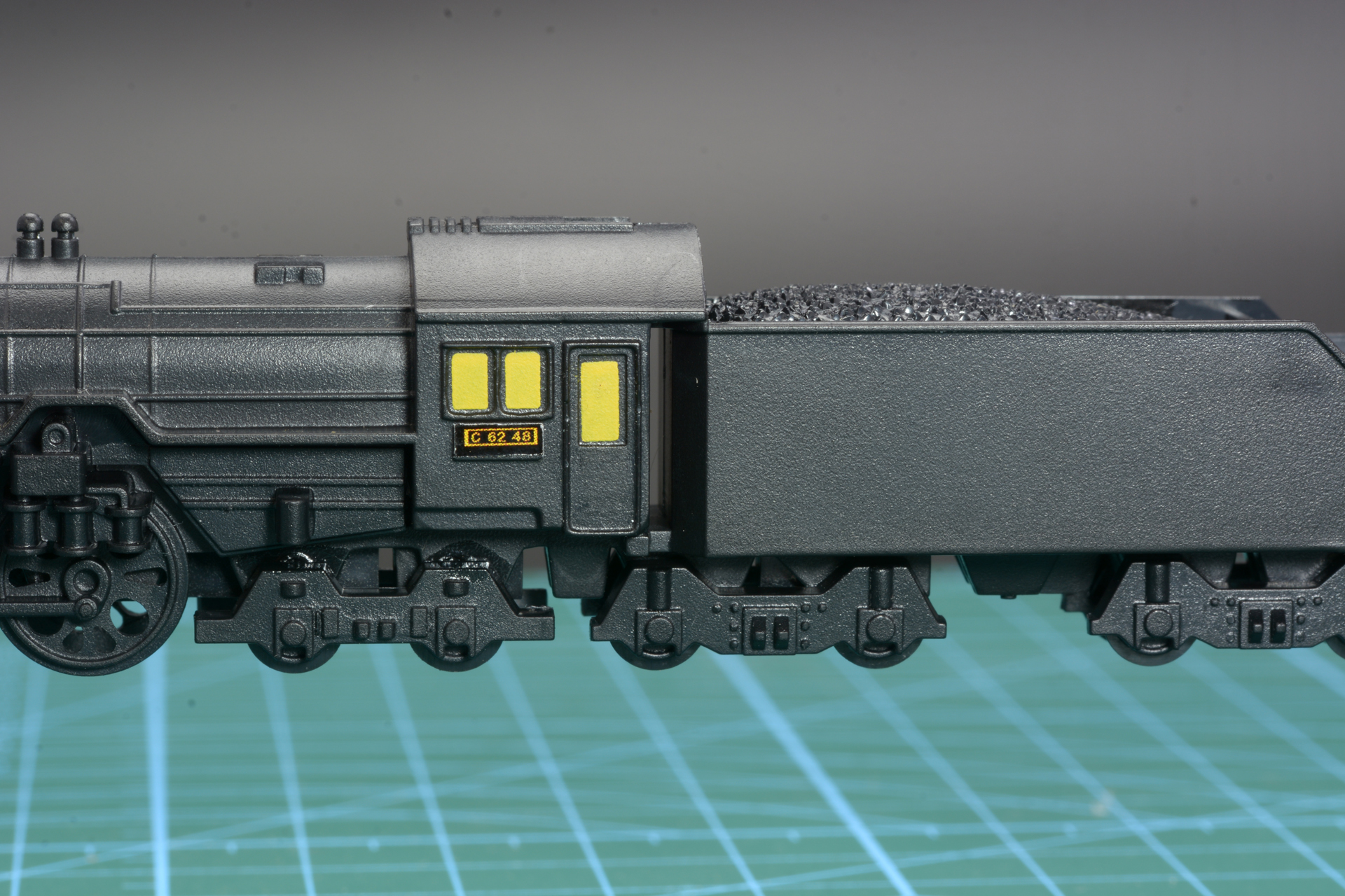 機関室の窓の下の銘板もシールで再現