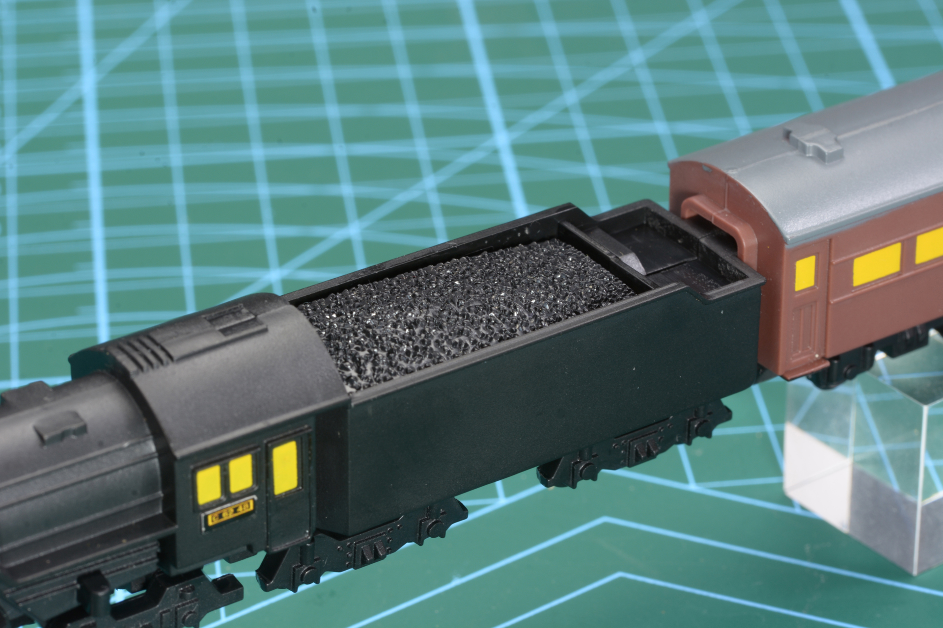 炭水車の石炭部分を貼り付ける