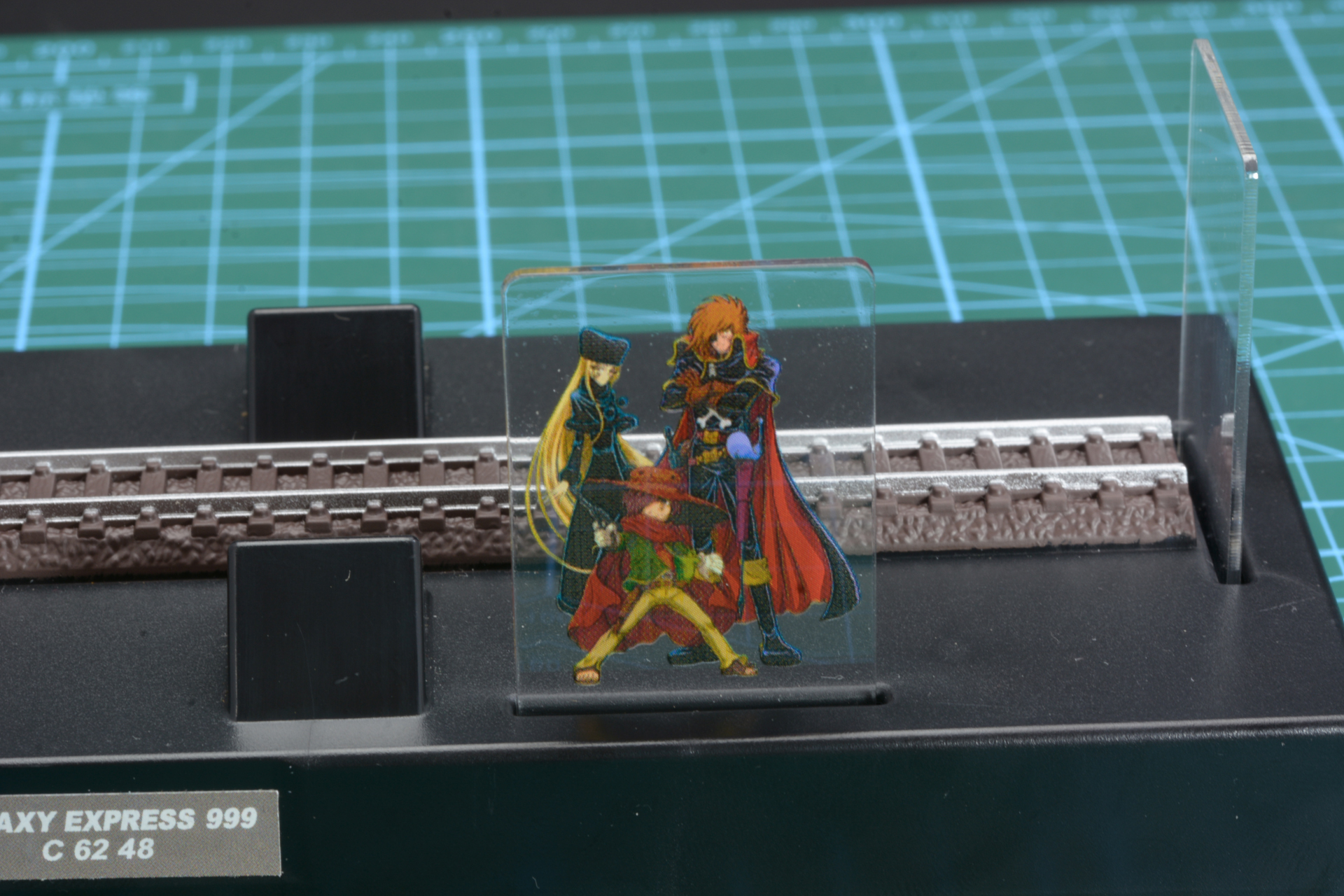 台座にアクリル板を配置。奥の板は浮遊する本体を安定させるもの