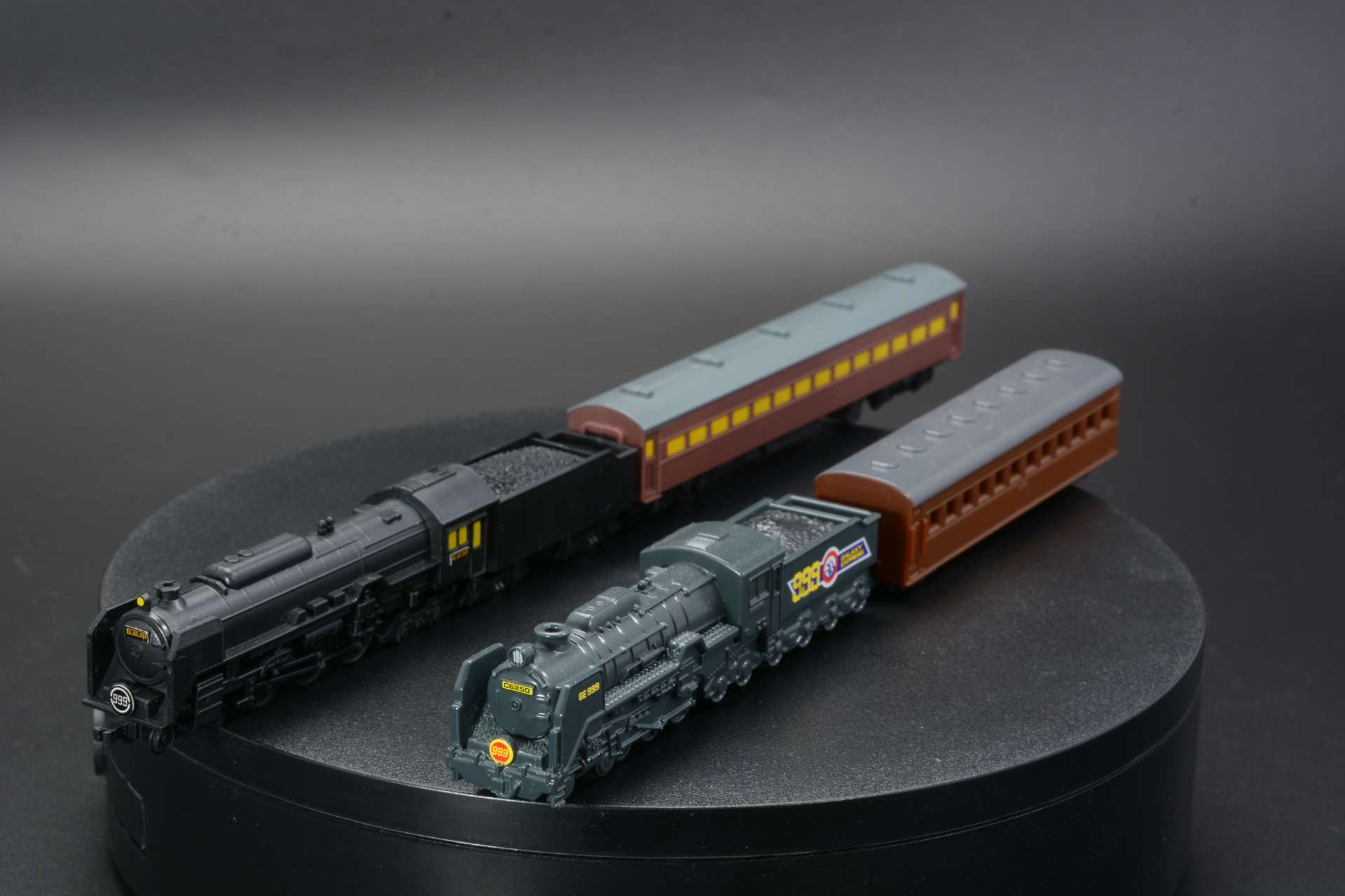 奥がノエルコーポレーション、手前がトミカ