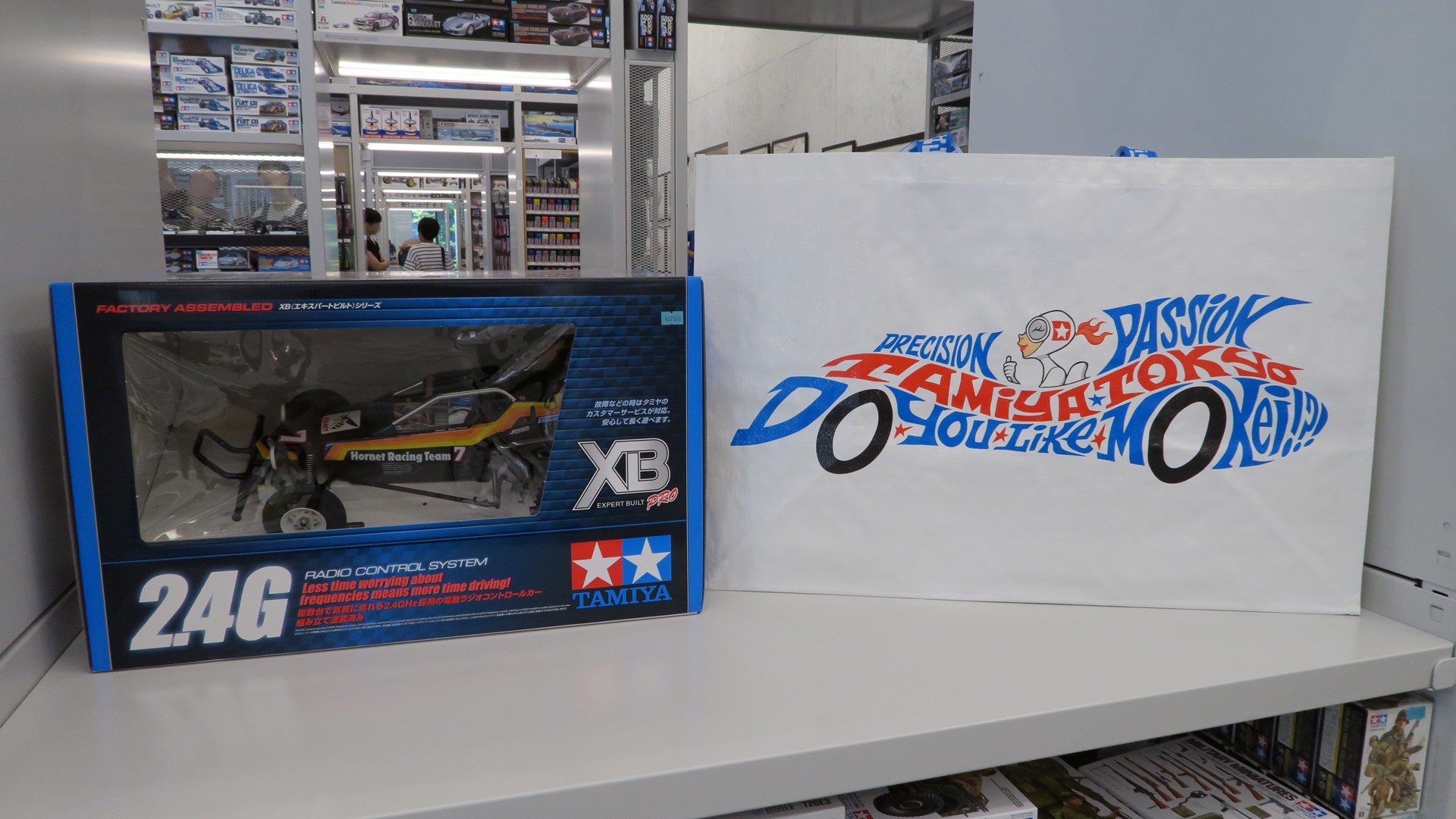 「1/10RC XB ホーネット」と並べてみるとバッグの大きさがよくわかる