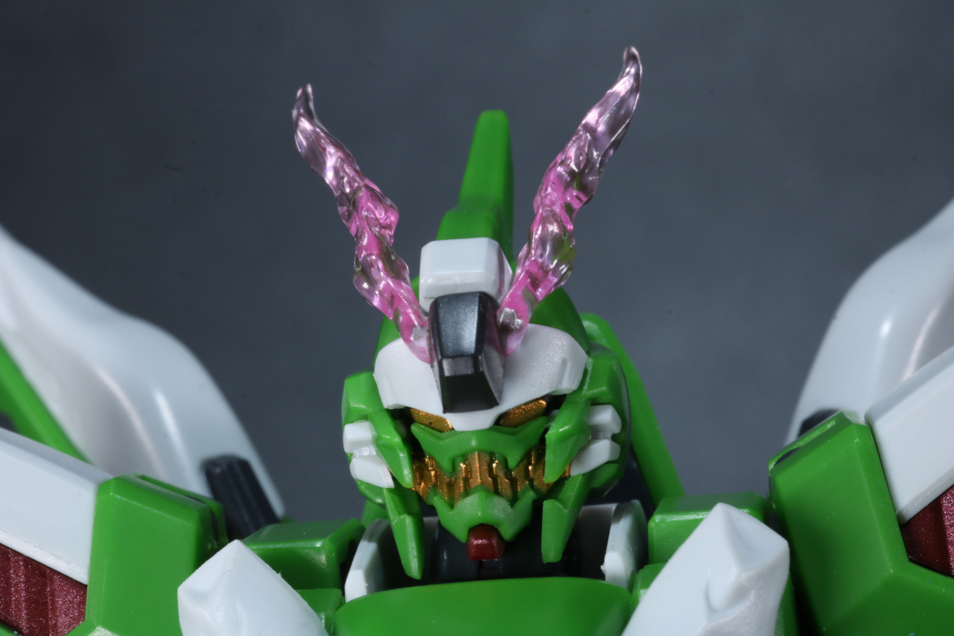 交換用フェイスと頭部パーツの差し替えによって迫力ある放熱状態が再現できる