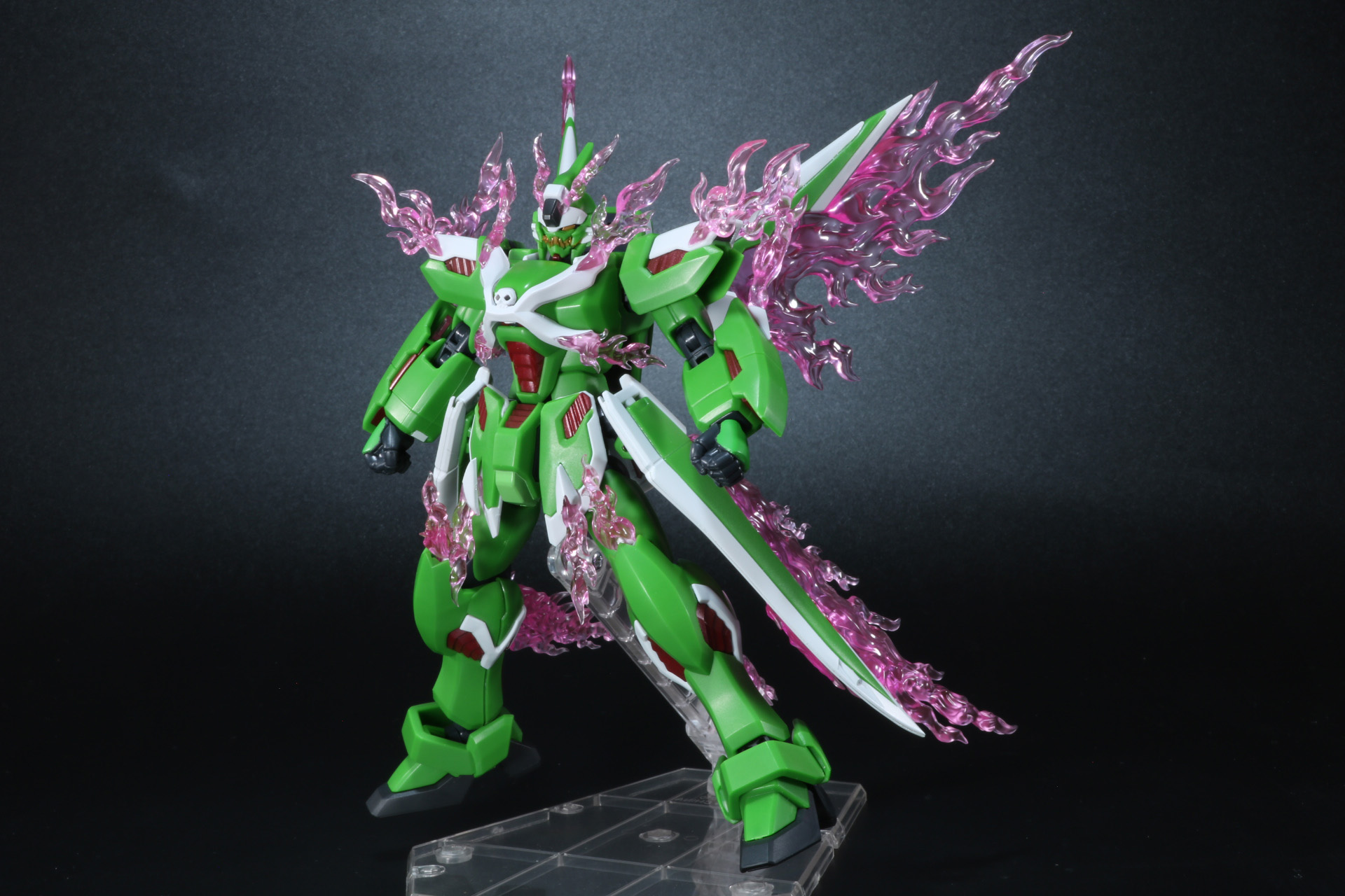 全身各所のパーツを差し替えることで「ファントム・ライト」状態にできる