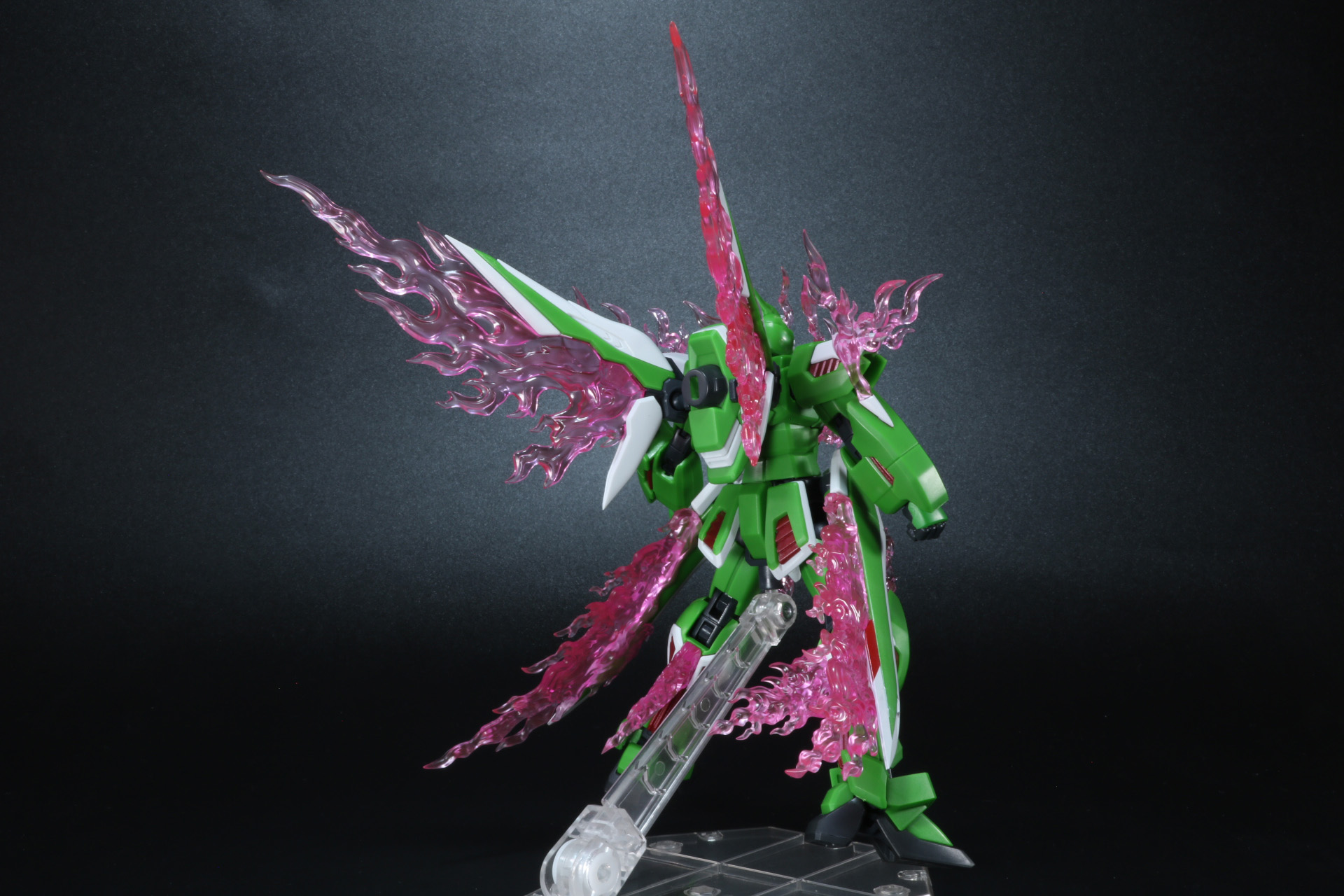 「クジャク」は差し替えなしで剣のバスターモード、弓のように広がった射撃状態のスマッシャーモードを再現できる