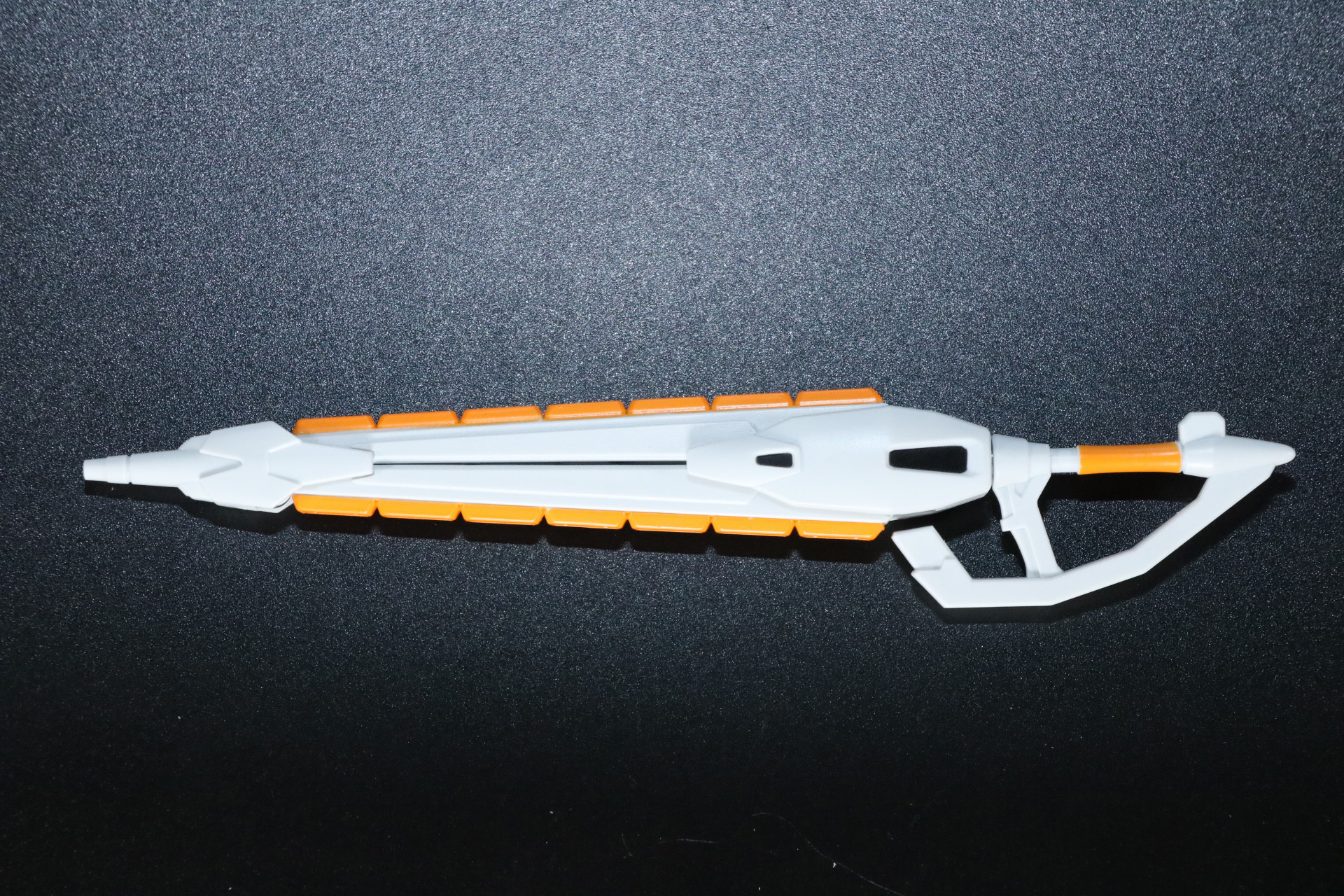 「クジャク」は差し替えなしで剣のバスターモード、弓のように広がった射撃状態のスマッシャーモードを再現できる