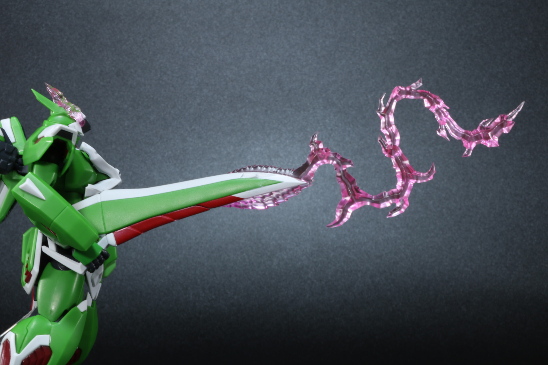 両腰はエフェクトパーツとトリガーパーツの差し替えによって「フレイム・ライフル」を再現できる