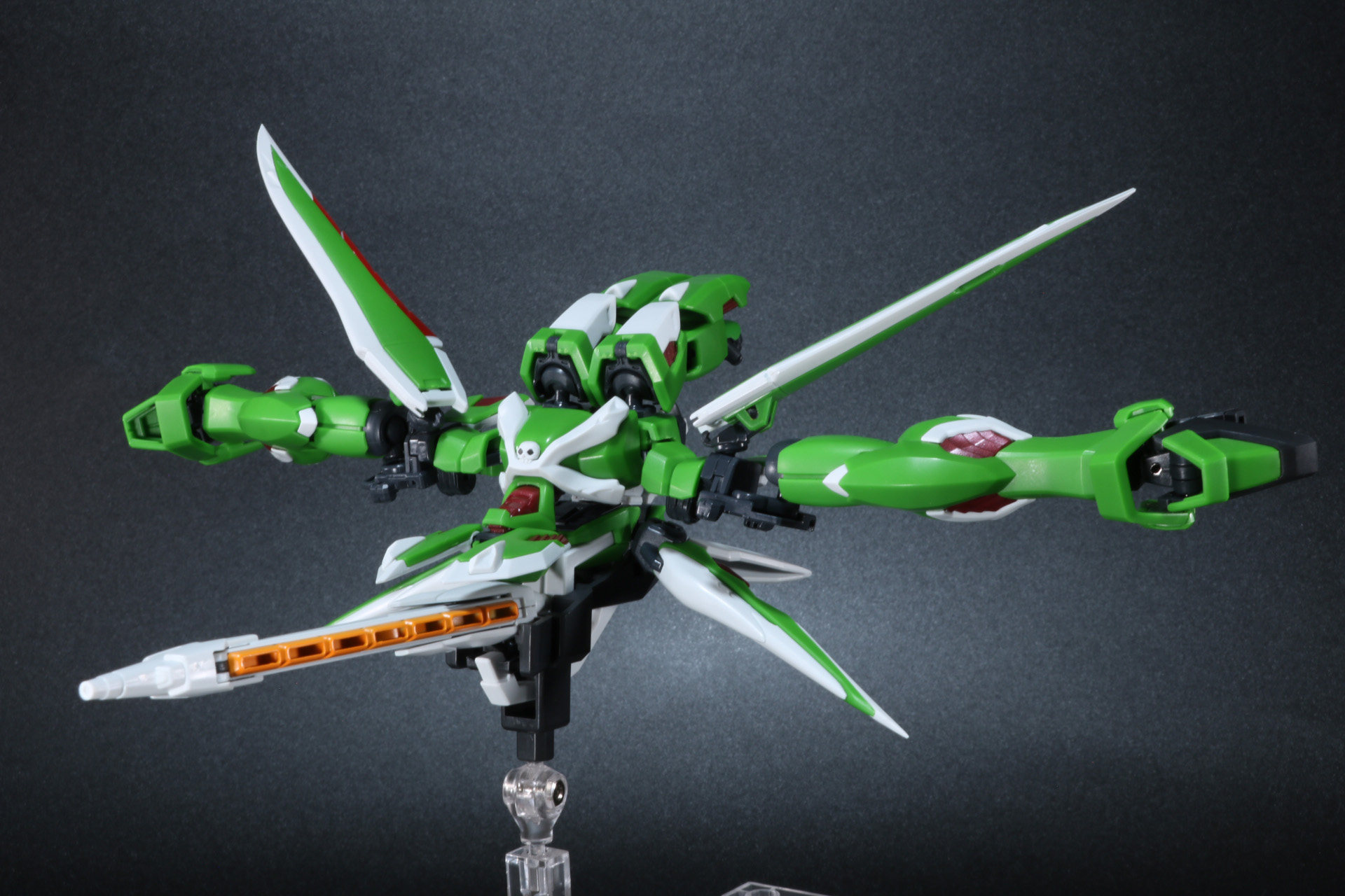 胴体を縦に割った独特な変形を経て完成する「蜃気楼鳥（ミラージュワゾー）」形態。ジョイントパーツを使用することで「クジャク」のマウントもできる