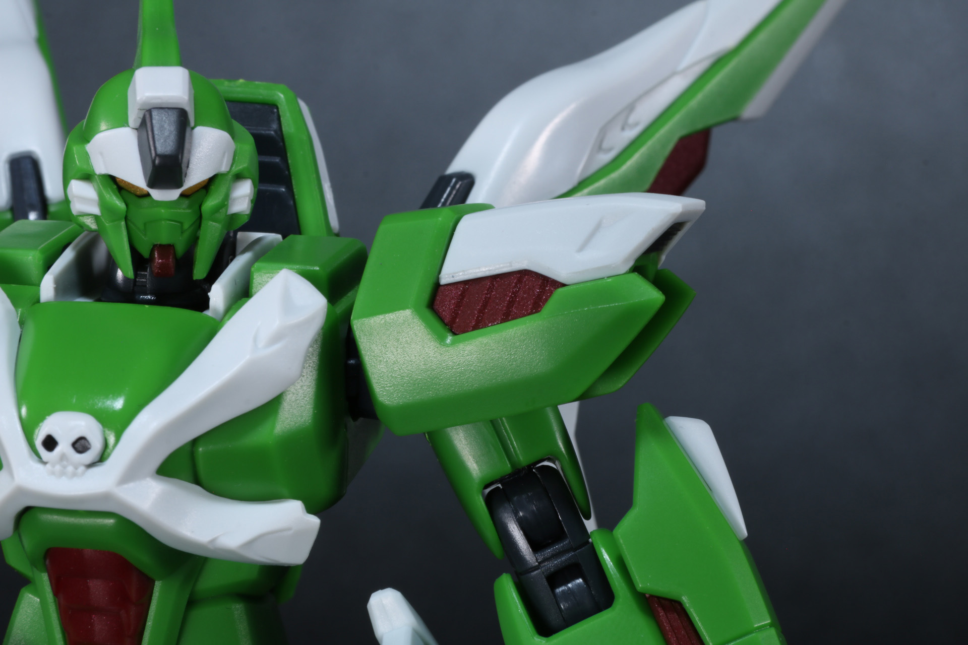 初登場時を再現する際は左肩アーマーを差し替え