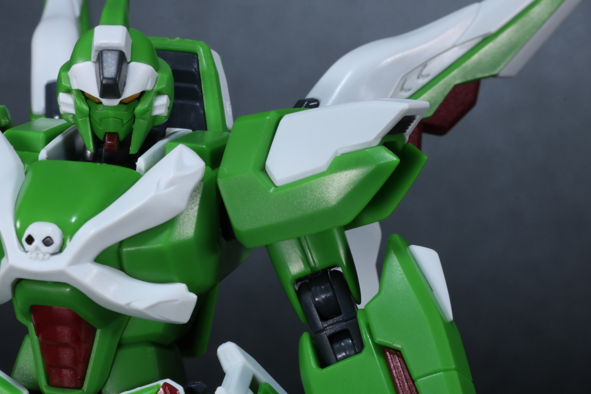 初登場時を再現する際は左肩アーマーを差し替え