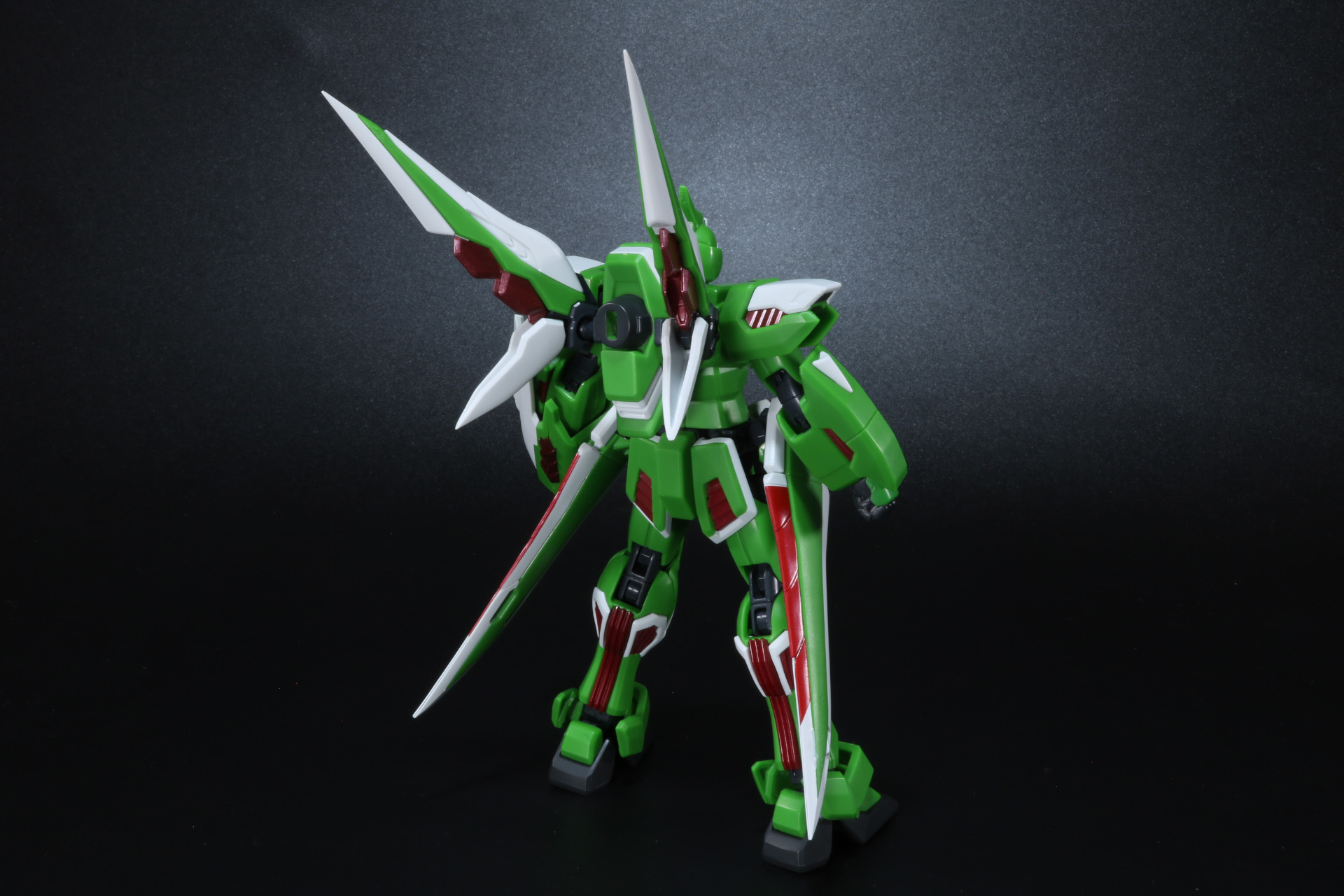 特徴的なグリーンのカラーリングなどは成型色。赤い部分には一部ラメが入ったような色合いとなっている