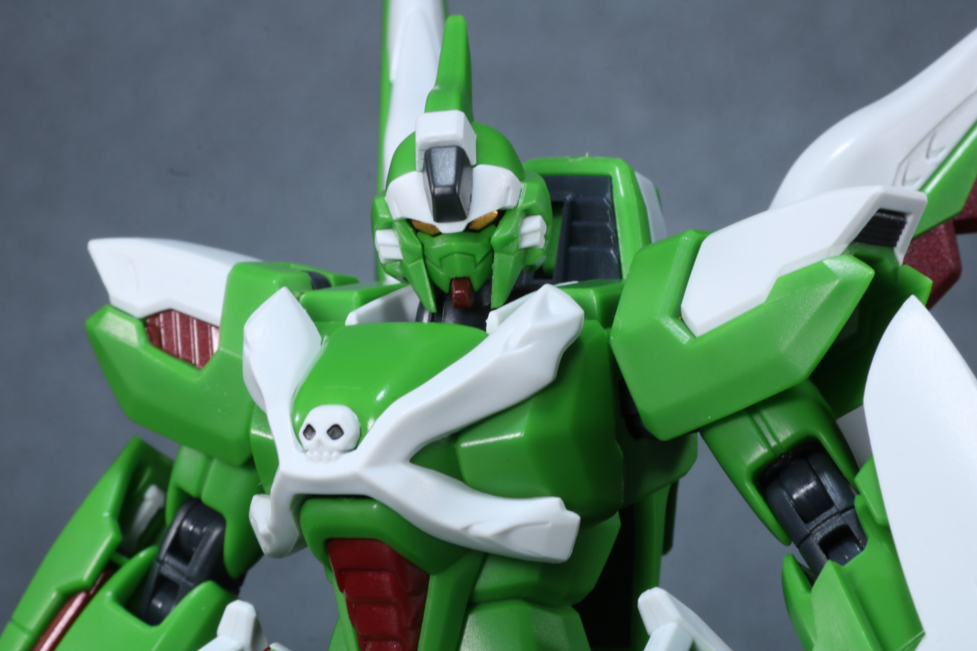 特徴的なグリーンのカラーリングなどは成型色。赤い部分には一部ラメが入ったような色合いとなっている