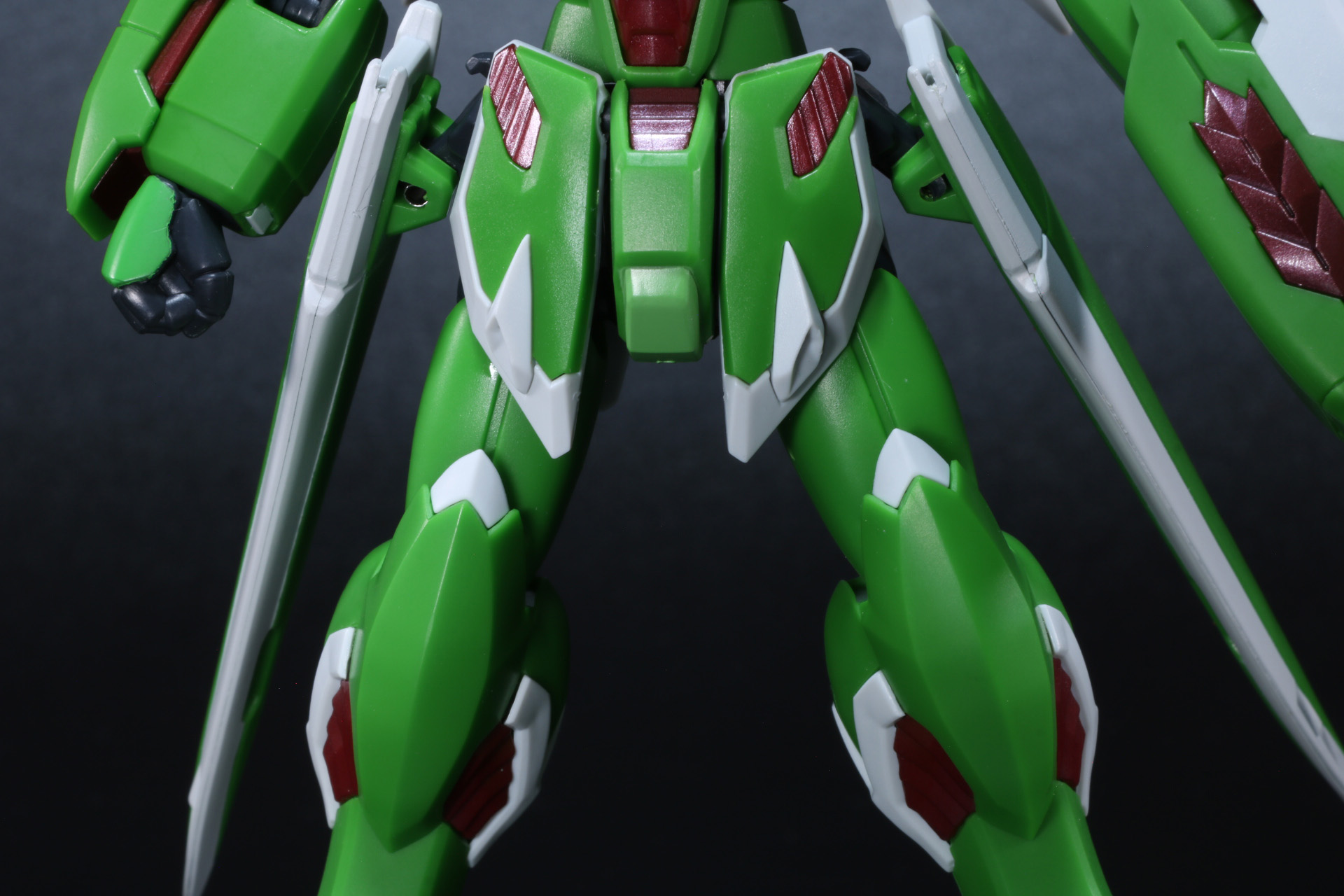 左腕部の「ノーズローター」。腕部を覆う大型の装備