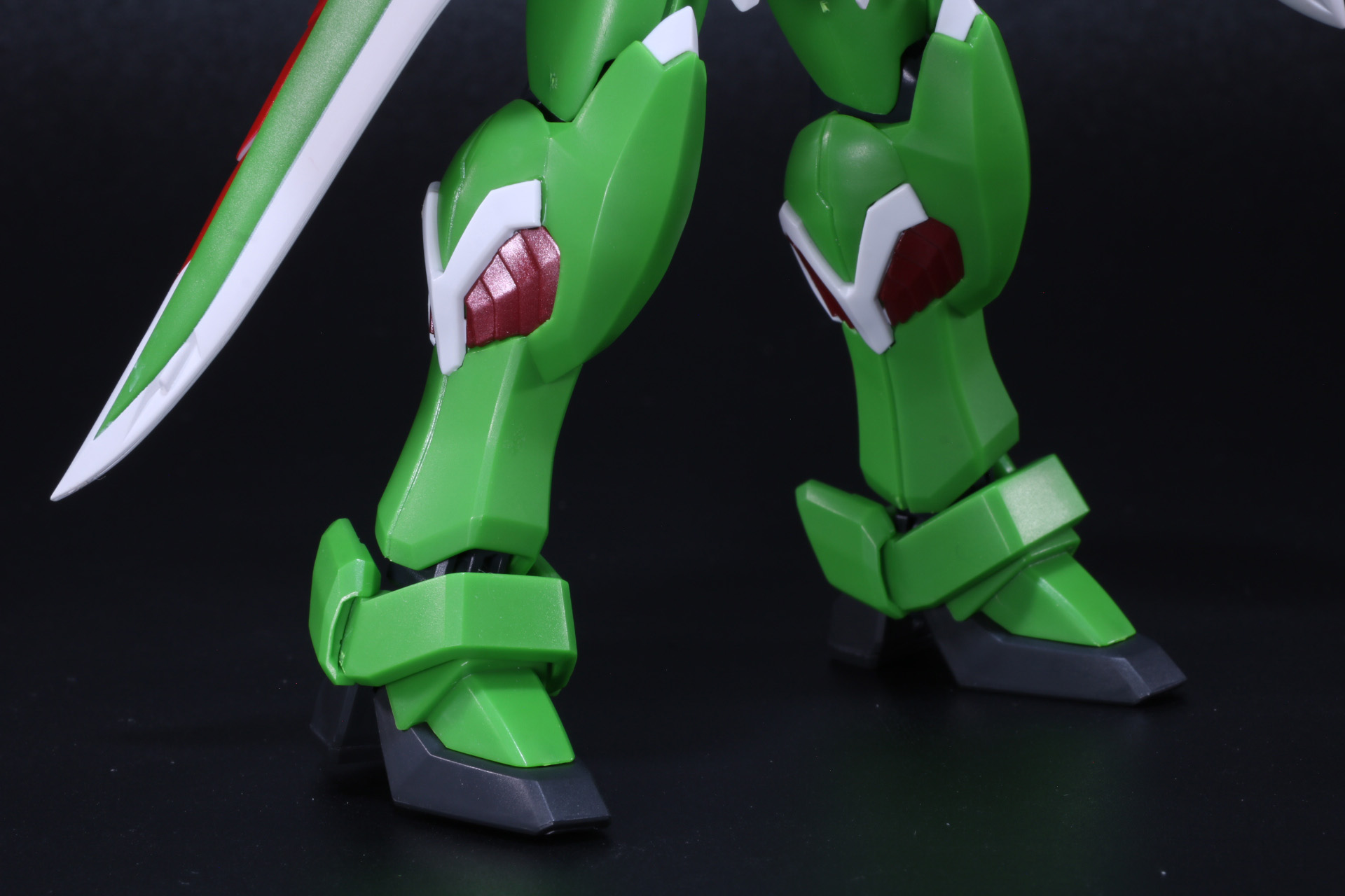 左腕部の「ノーズローター」。腕部を覆う大型の装備