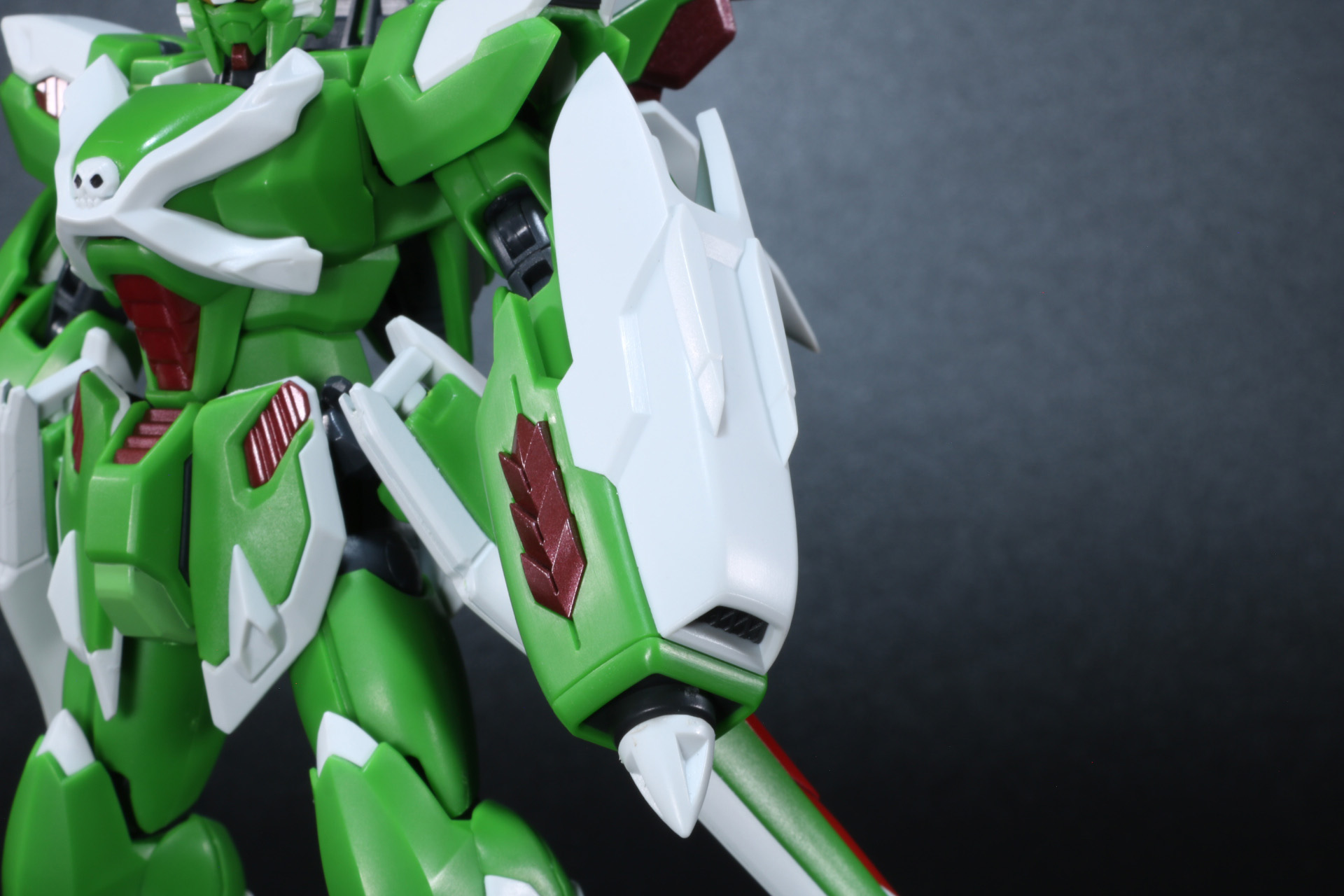 左腕部の「ノーズローター」。腕部を覆う大型の装備