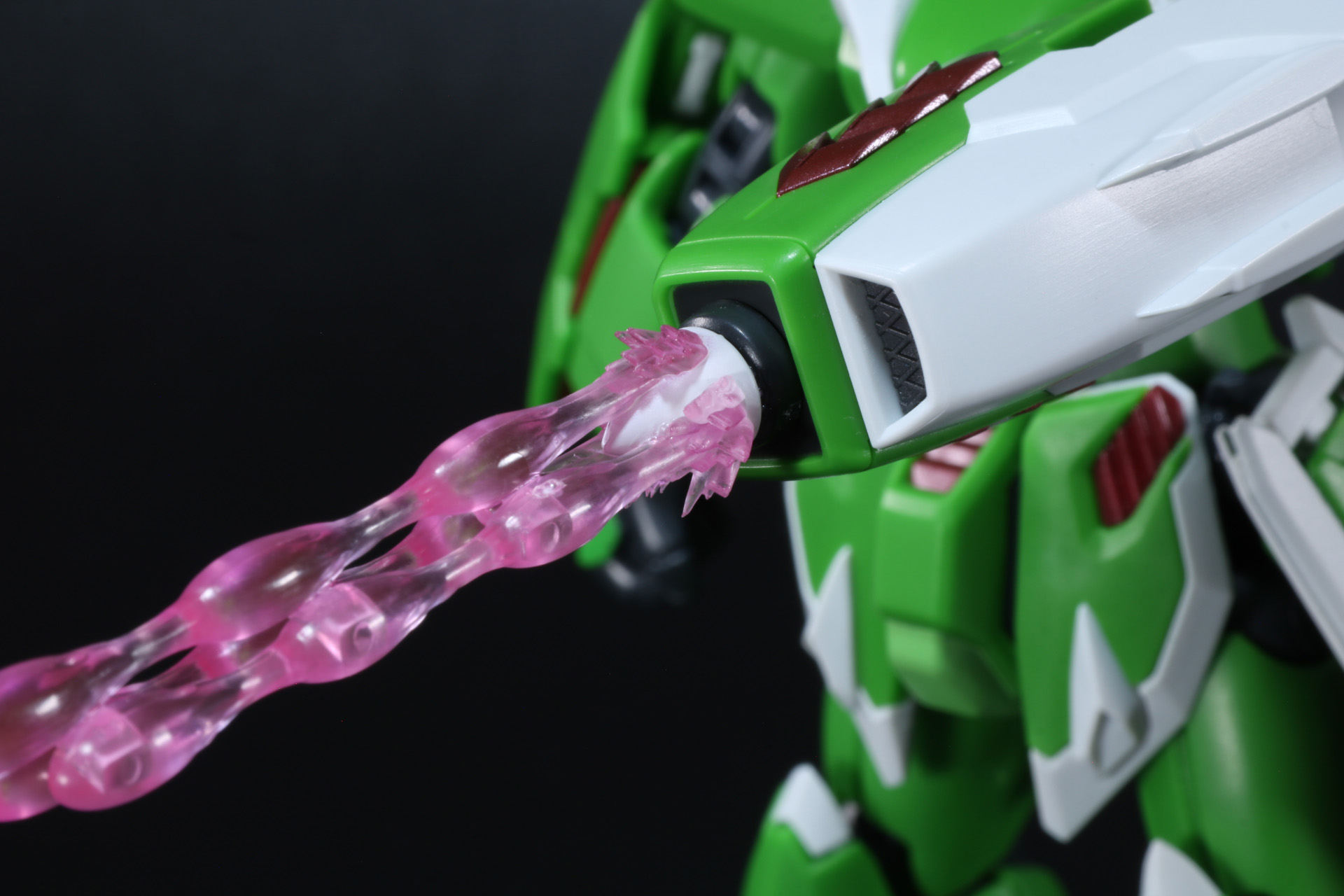 「ノーズローター」の先端パーツを付け替えることで「3連ビームマシンガン」の発射を再現