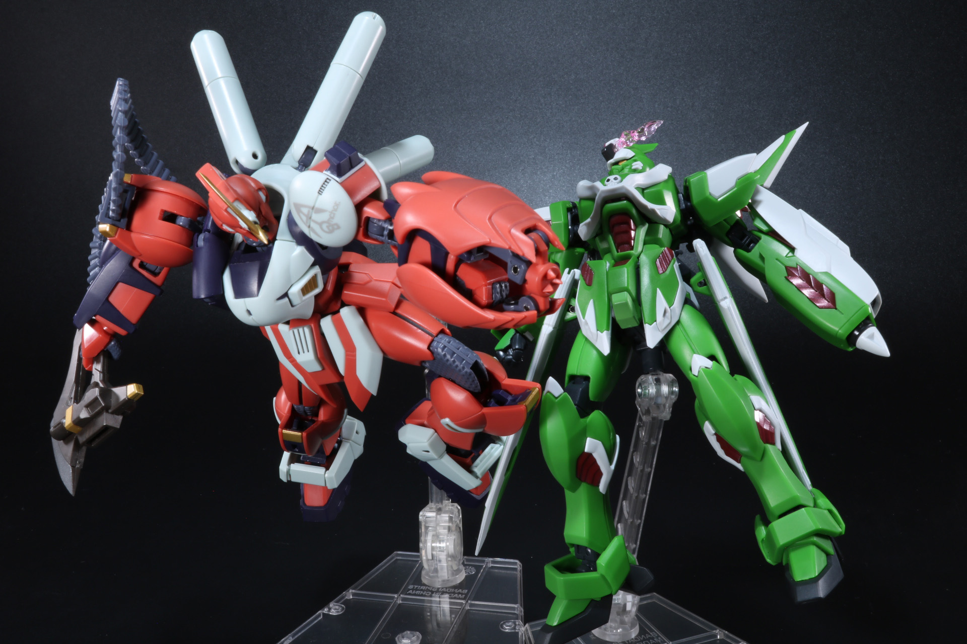 暴れる「アンカーガンダム」の攻撃を軽々といなす